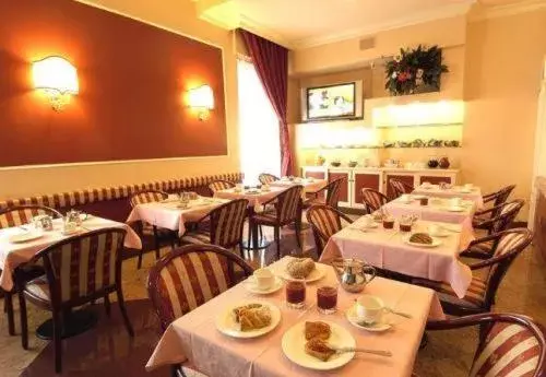 Restaurant/Places to Eat in Hotel Garda