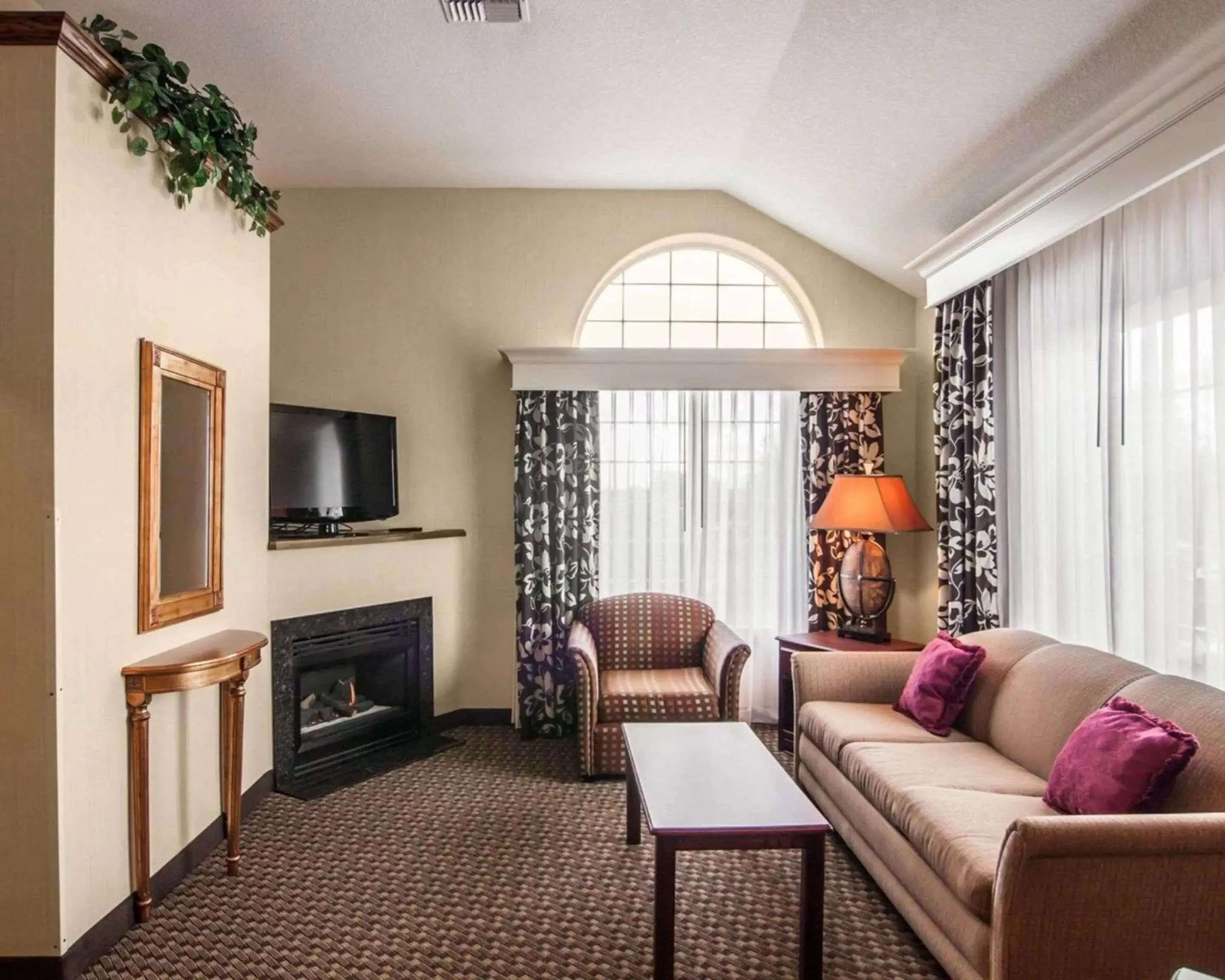Bedroom, Seating Area in Comfort Suites Corvallis
