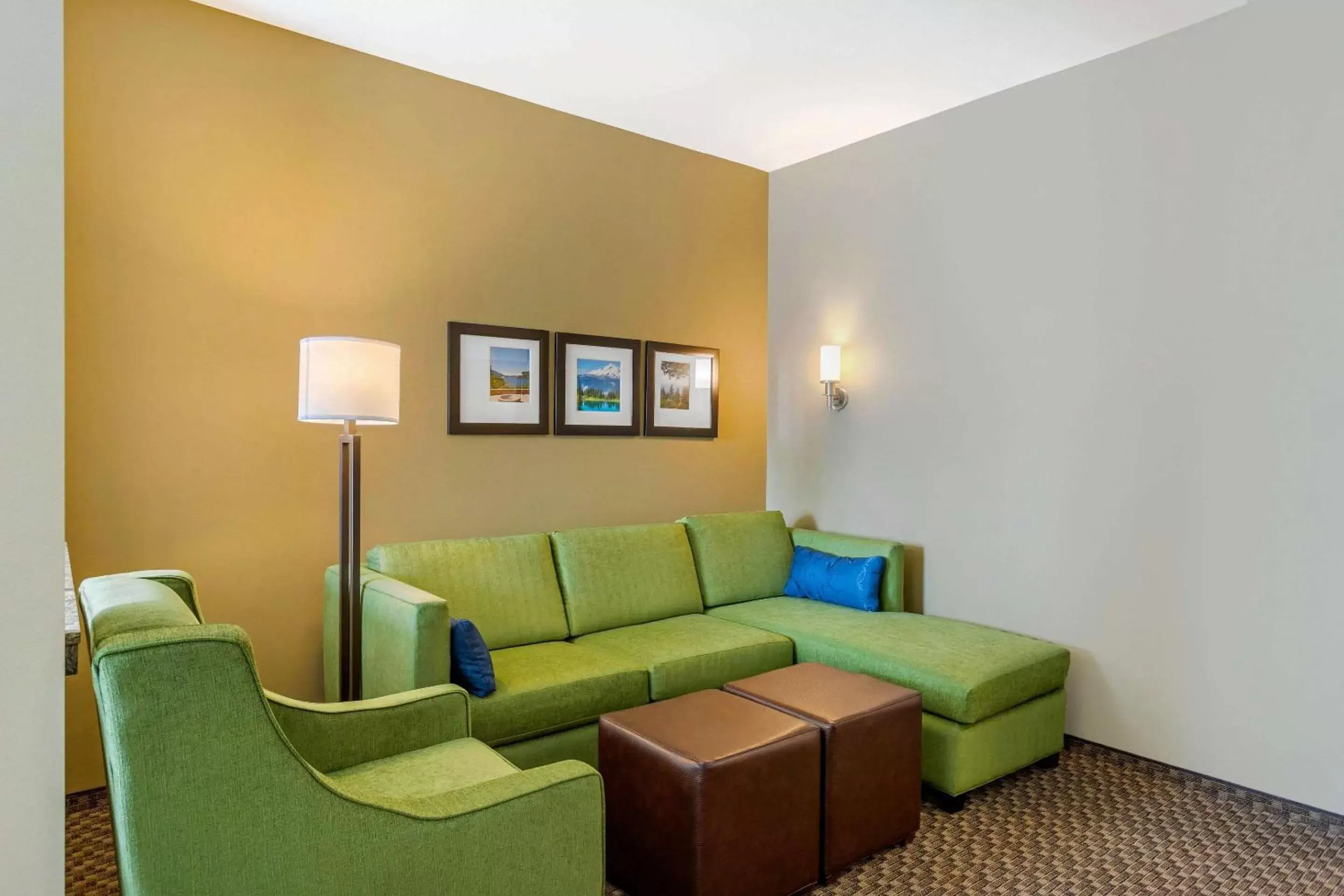 Photo of the whole room, Seating Area in Comfort Suites Burlington near I-5