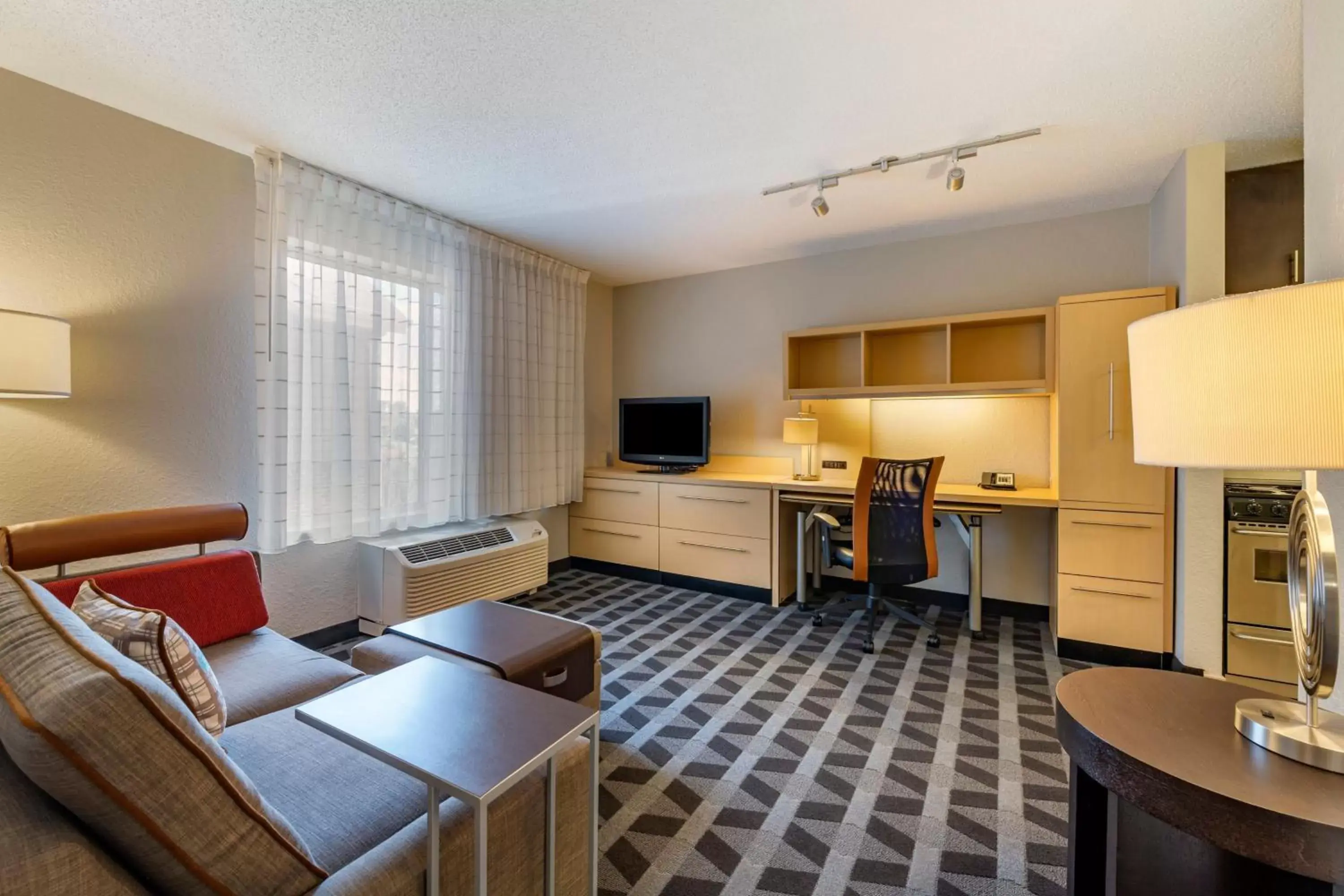 Photo of the whole room, Kitchen/Kitchenette in TownePlace Suites by Marriott Vincennes