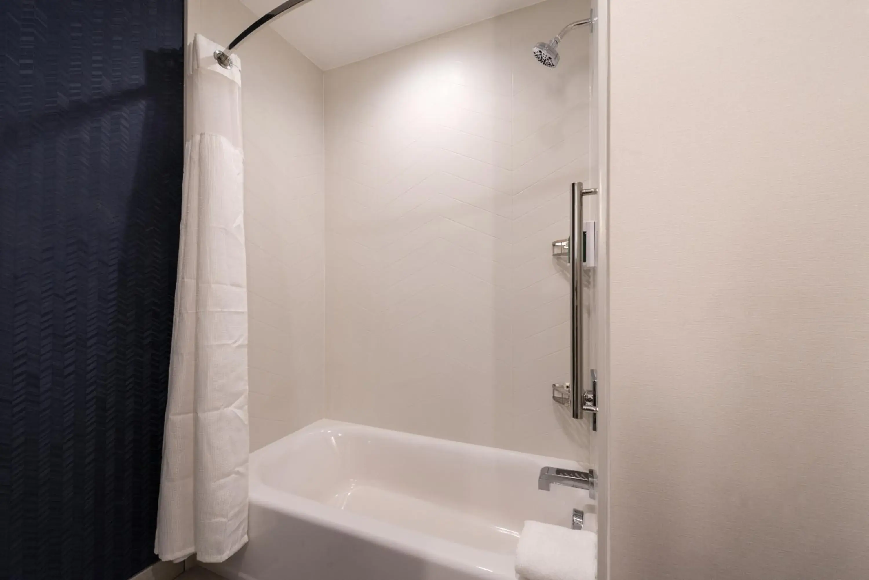 Bathroom in Fairfield Inn & Suites by Marriott Fort Worth Southwest at Cityview