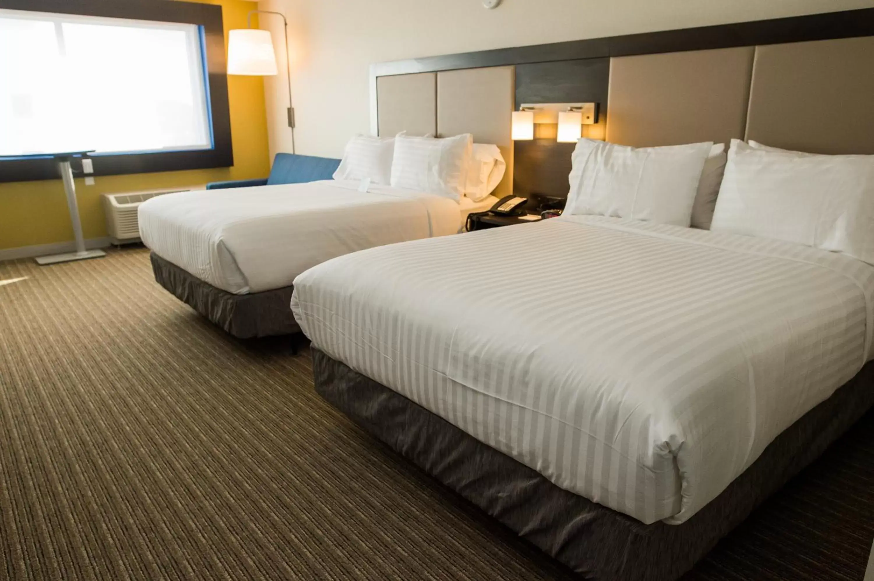 Photo of the whole room, Bed in Holiday Inn Express & Suites - Marietta, an IHG Hotel
