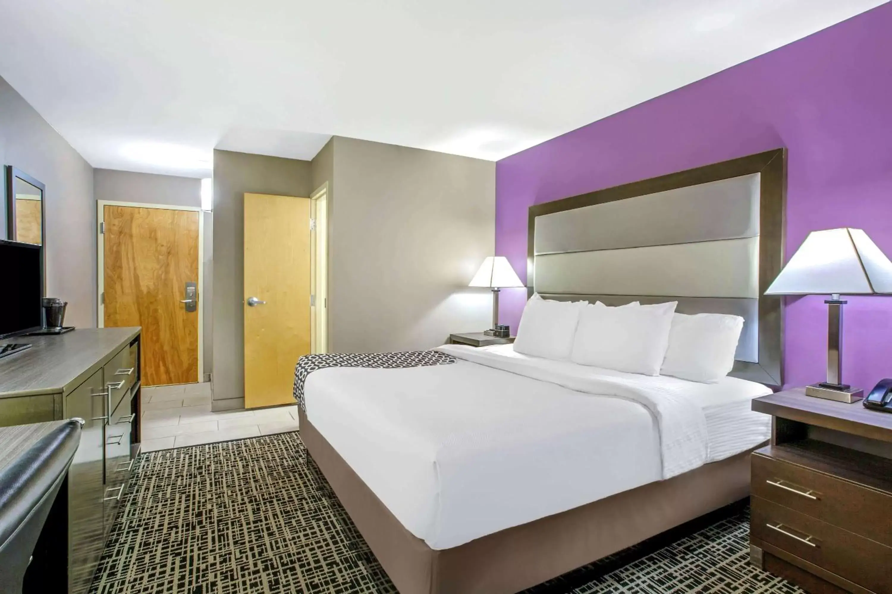 Photo of the whole room, Bed in La Quinta Inn by Wyndham Radford