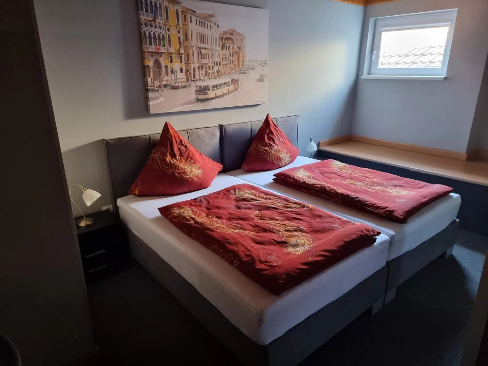 Photo of the whole room, Bed in Moving Rooms