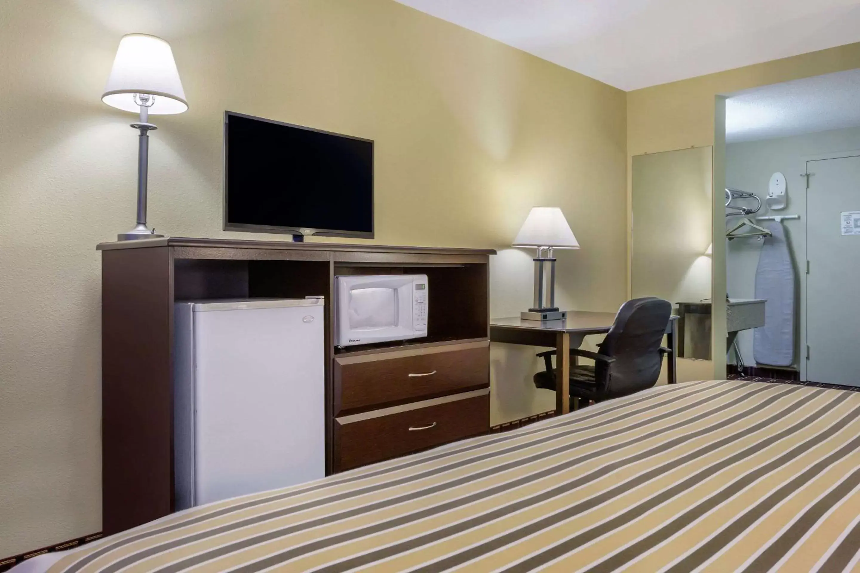 Photo of the whole room, TV/Entertainment Center in Econo Lodge Inn & Suites Triadelphia