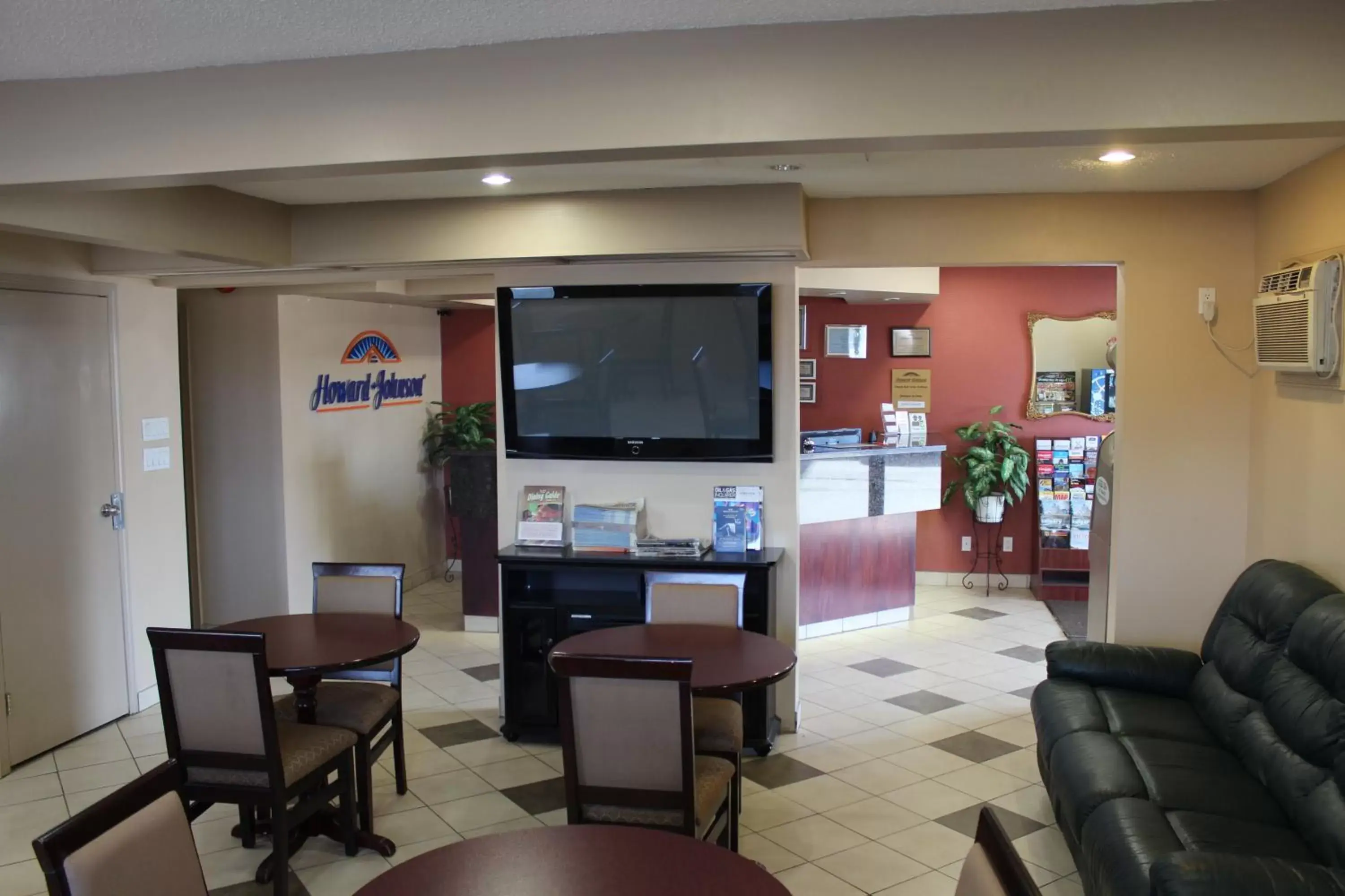 Restaurant/places to eat in Howard Johnson by Wyndham Red Deer