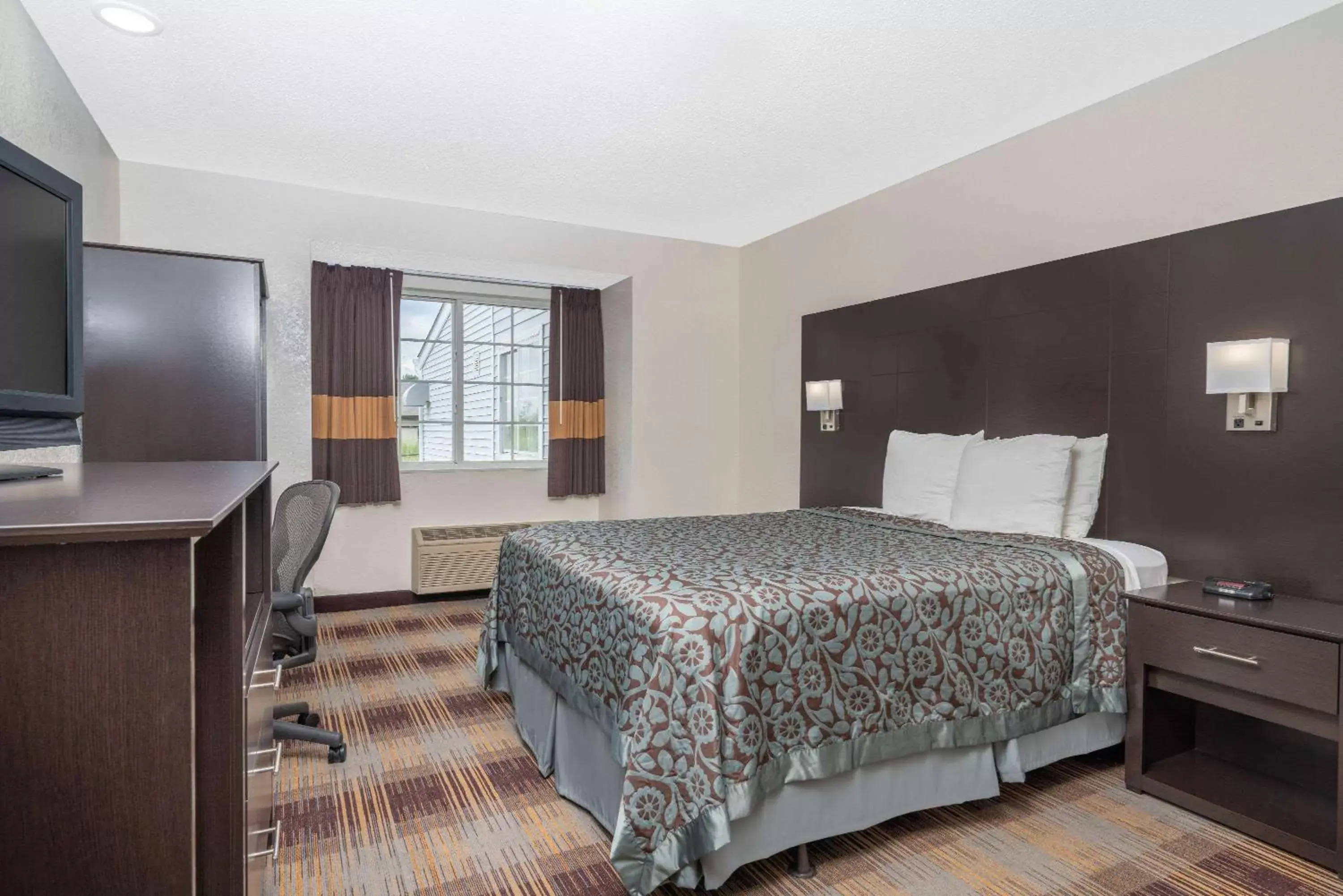 Photo of the whole room, Bed in Days Inn by Wyndham Faribault