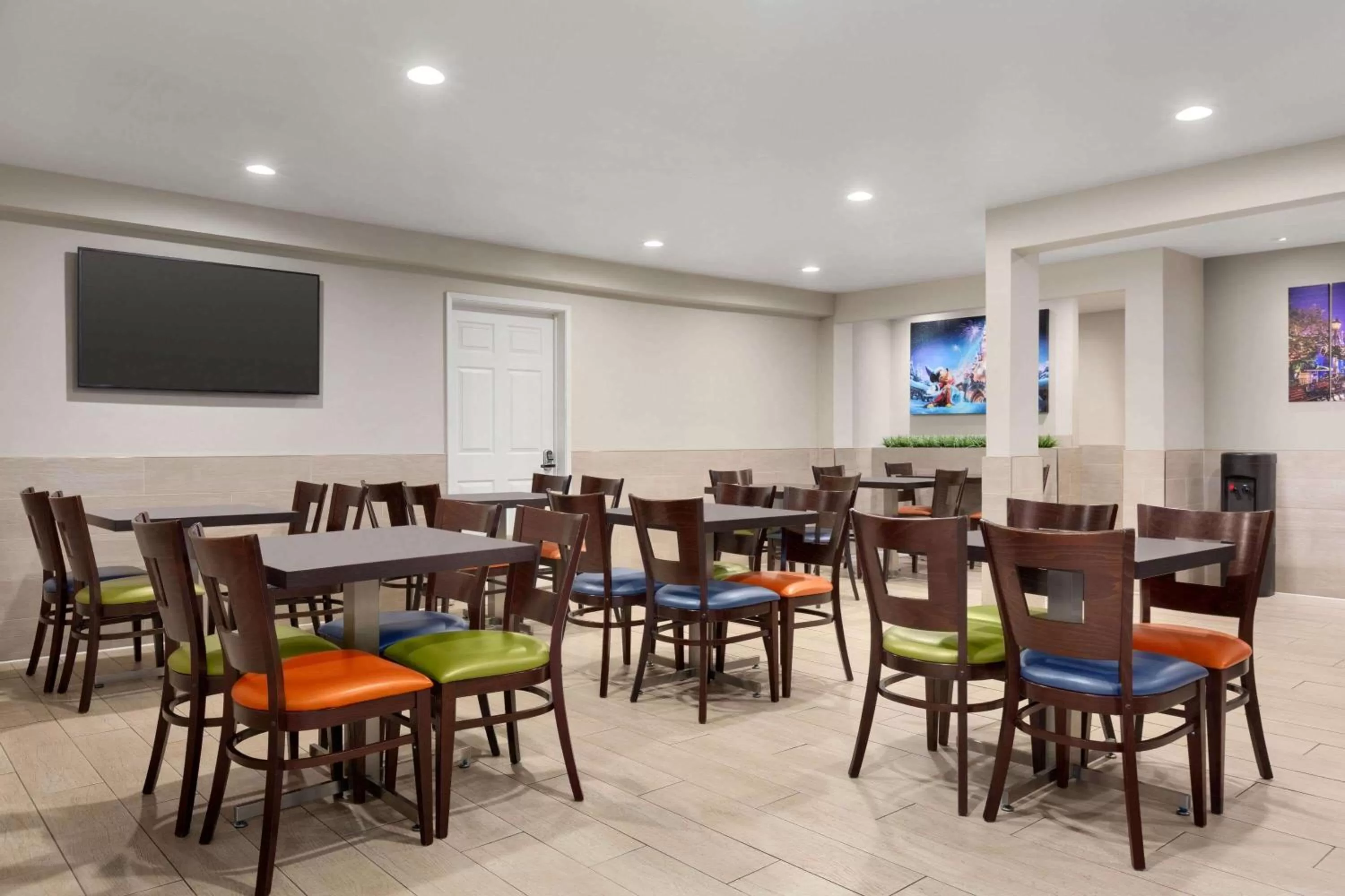 Restaurant/places to eat in Days Inn & Suites by Wyndham Anaheim At Disneyland Park