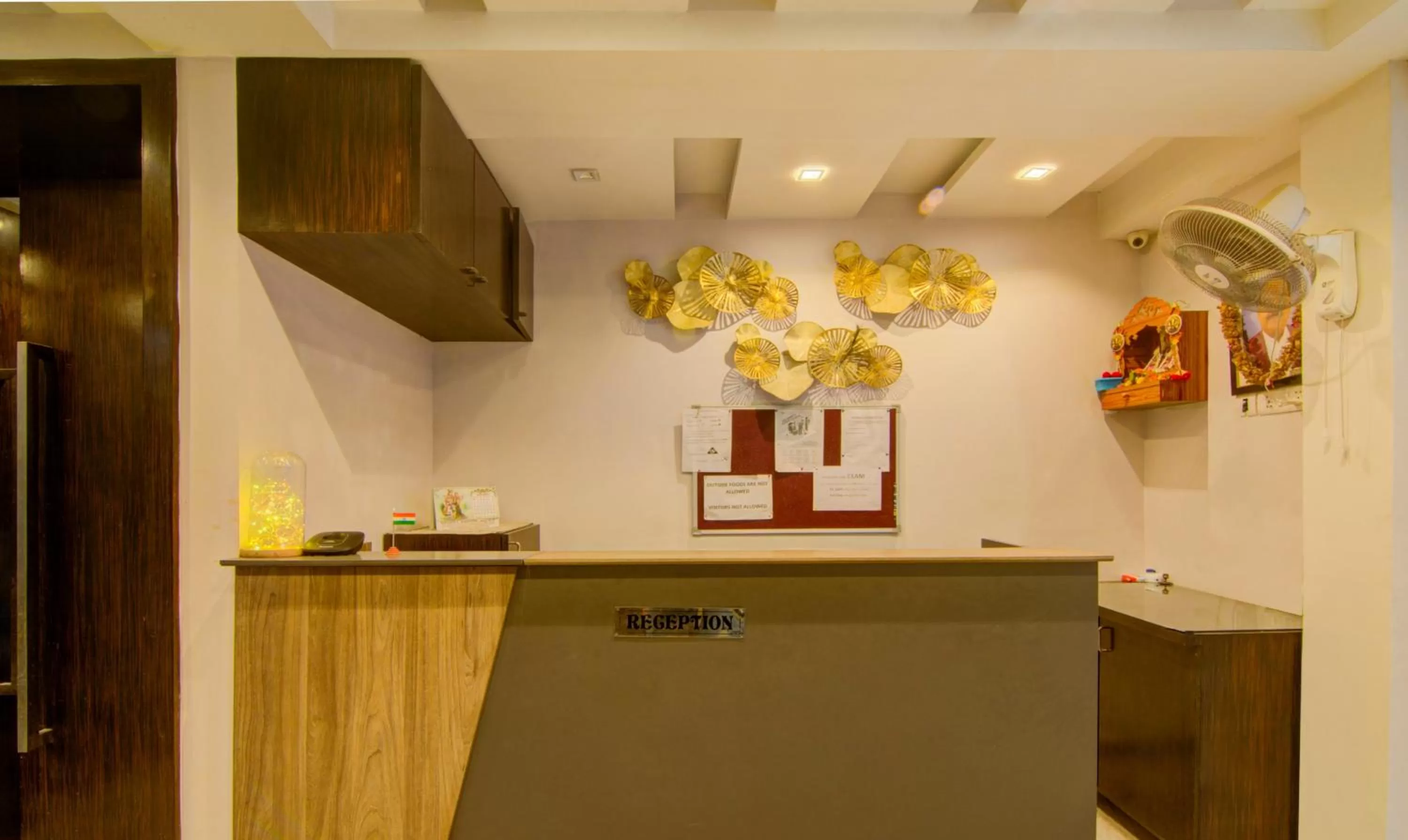 Lobby or reception, Kitchen/Kitchenette in Treebo Trend Krish Residency