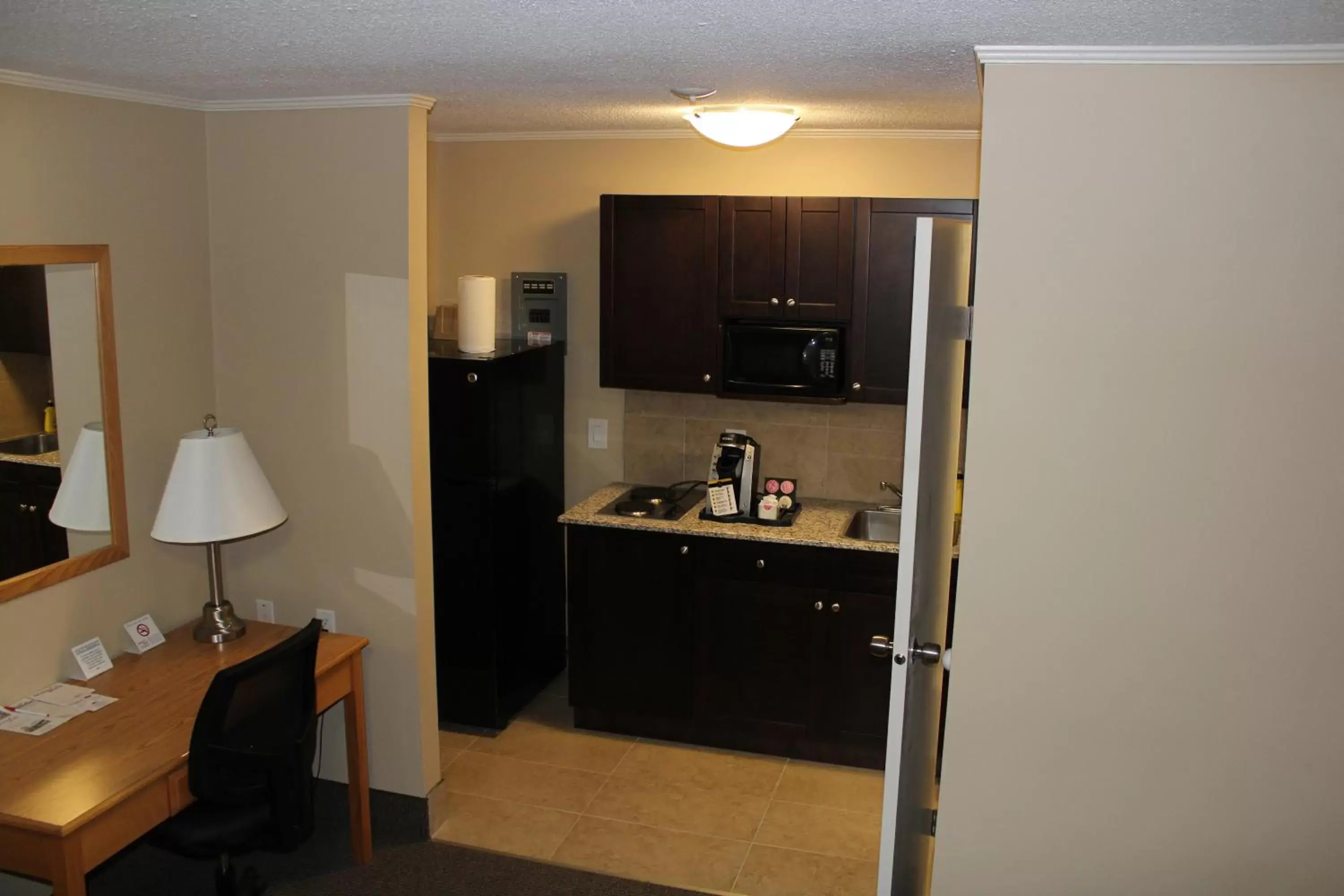 Kitchen or kitchenette, Kitchen/Kitchenette in Best Maple Inn - Drayton Valley