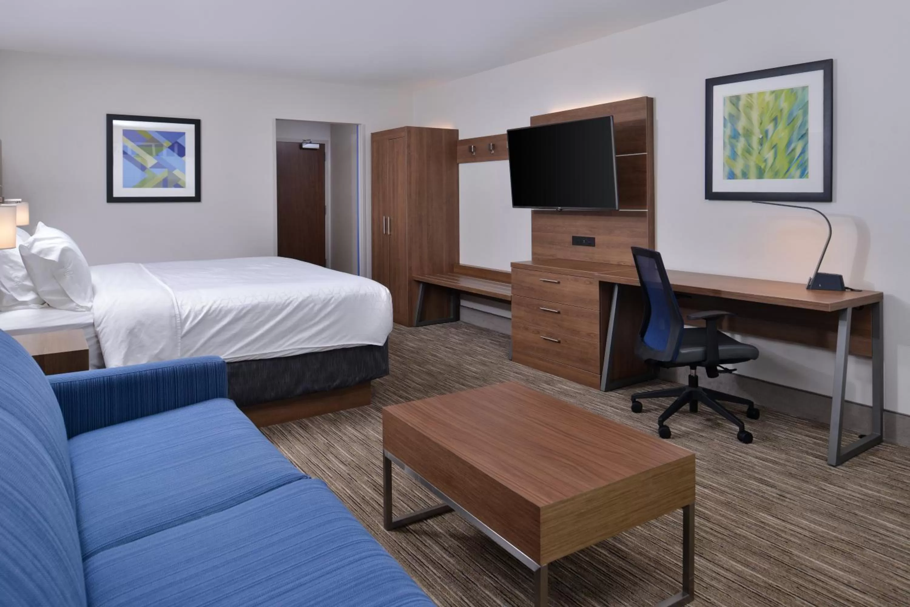 Photo of the whole room, Bed in Holiday Inn Express & Suites - Marshalltown by IHG