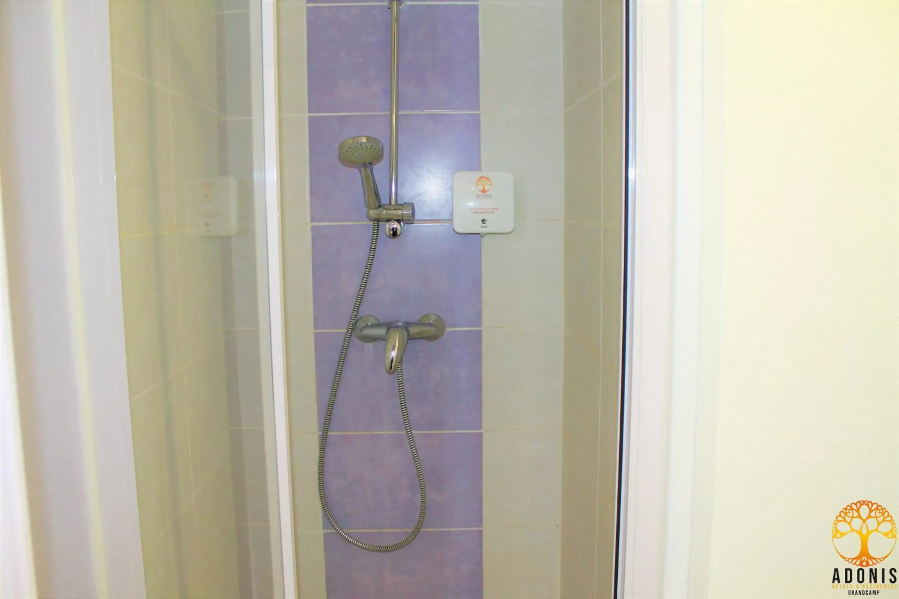 Shower, Bathroom in Adonis Grandcamp - Résidence Les Isles De Sola