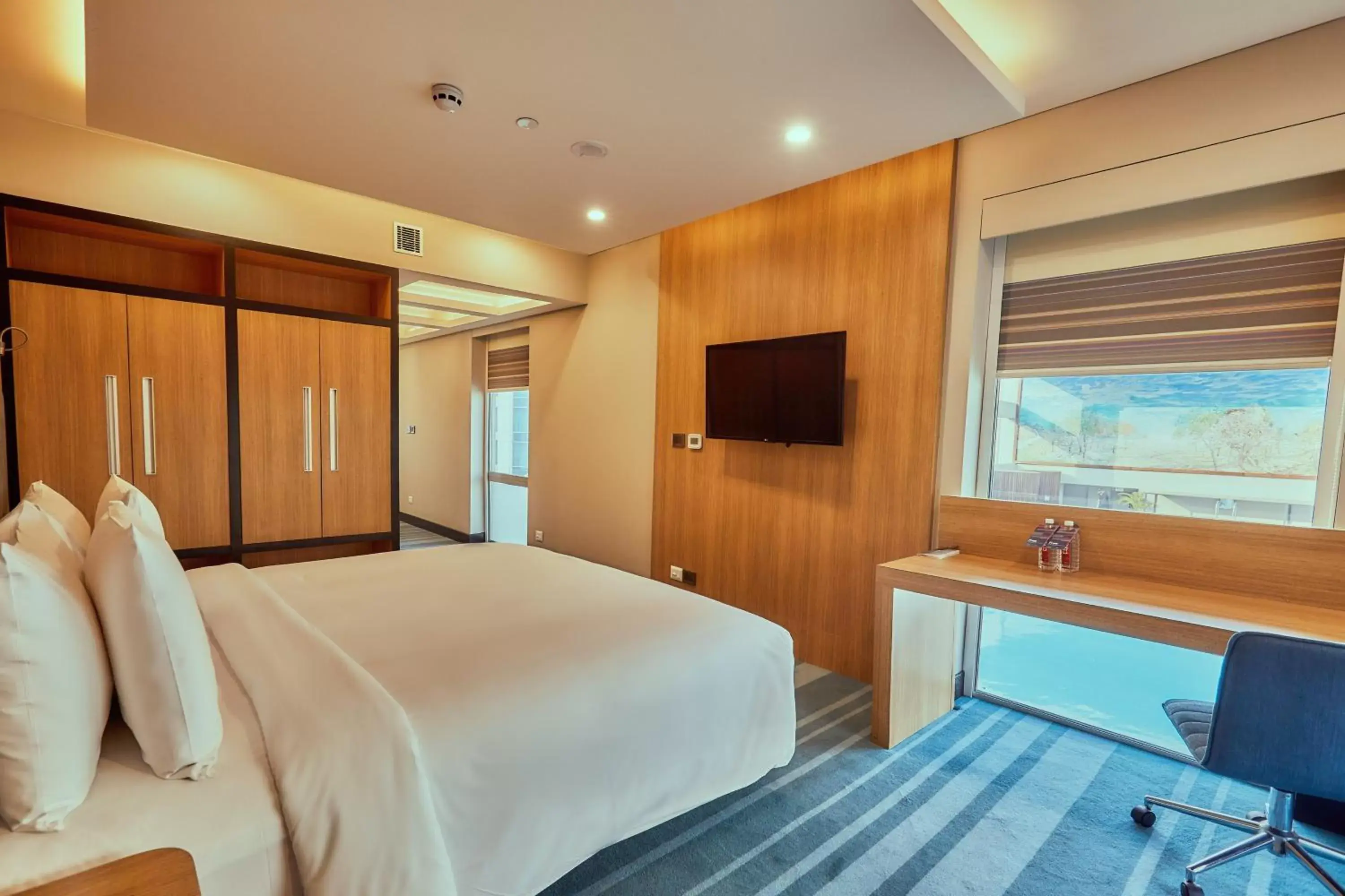 Photo of the whole room, Bed in Aloft New Delhi Aerocity