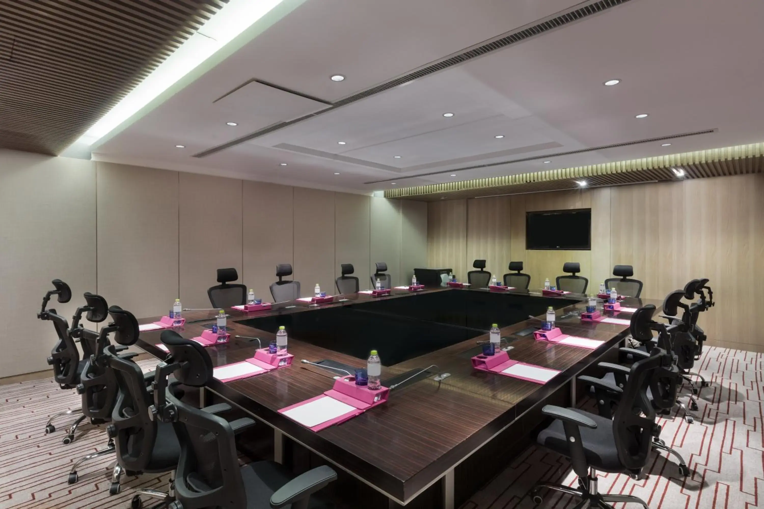 Meeting/conference room in Crowne Plaza Xuzhou Dalong Lake, an IHG Hotel