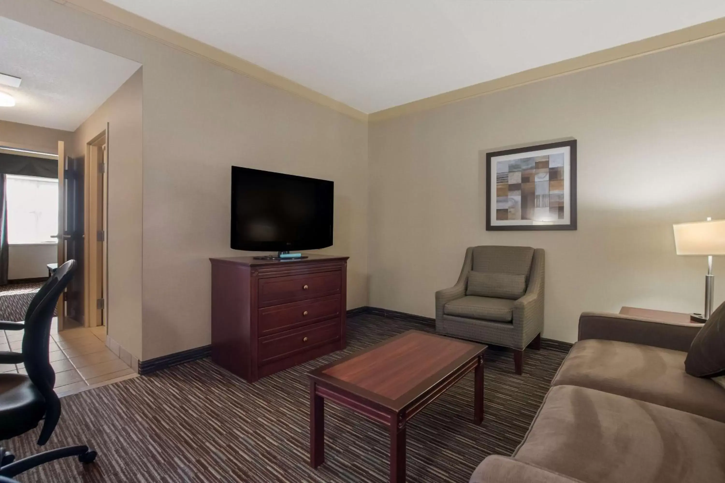 Bedroom, TV/Entertainment Center in Best Western Brantford Hotel and Conference Centre