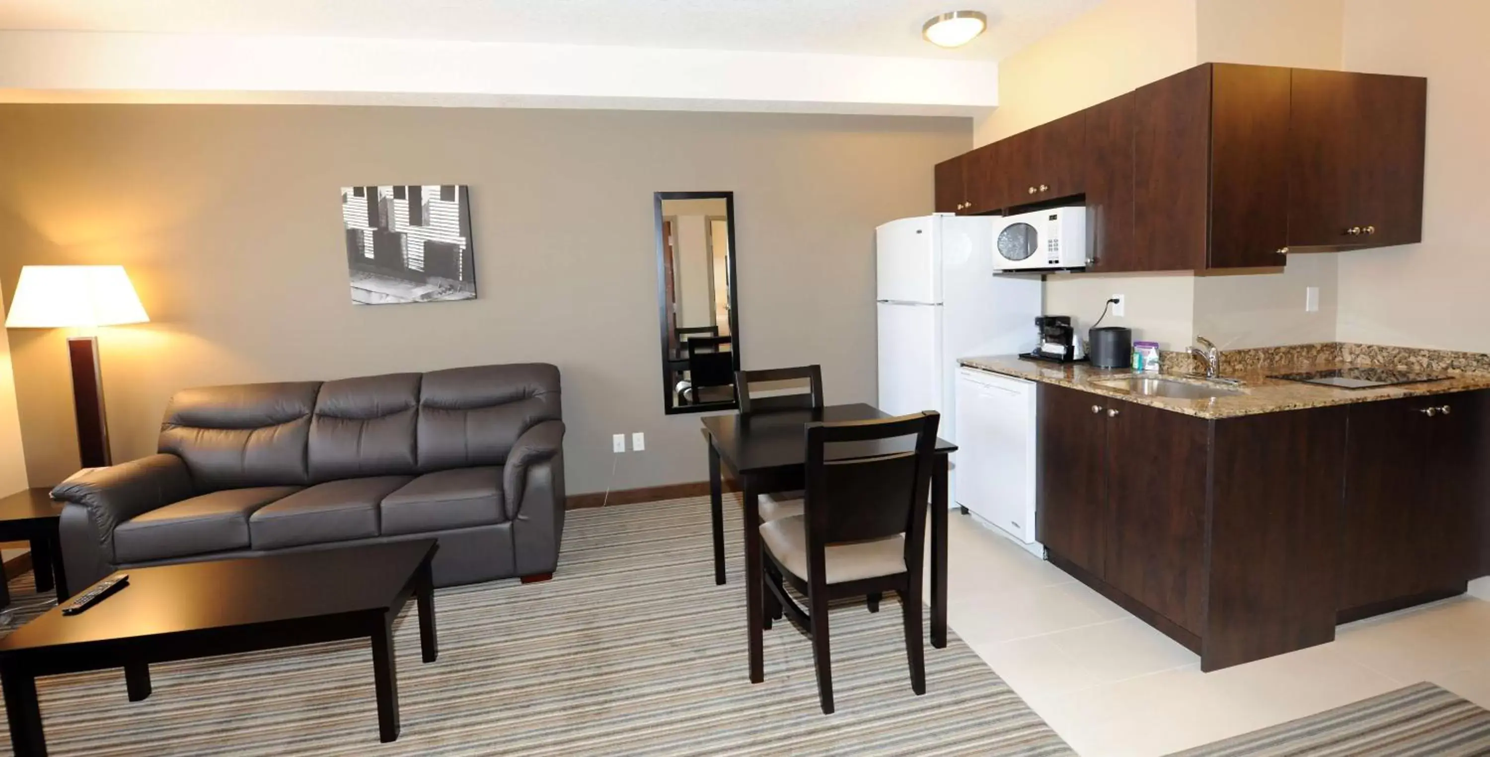 Photo of the whole room, Kitchen/Kitchenette in Best Western Plus Peace River Hotel & Suites