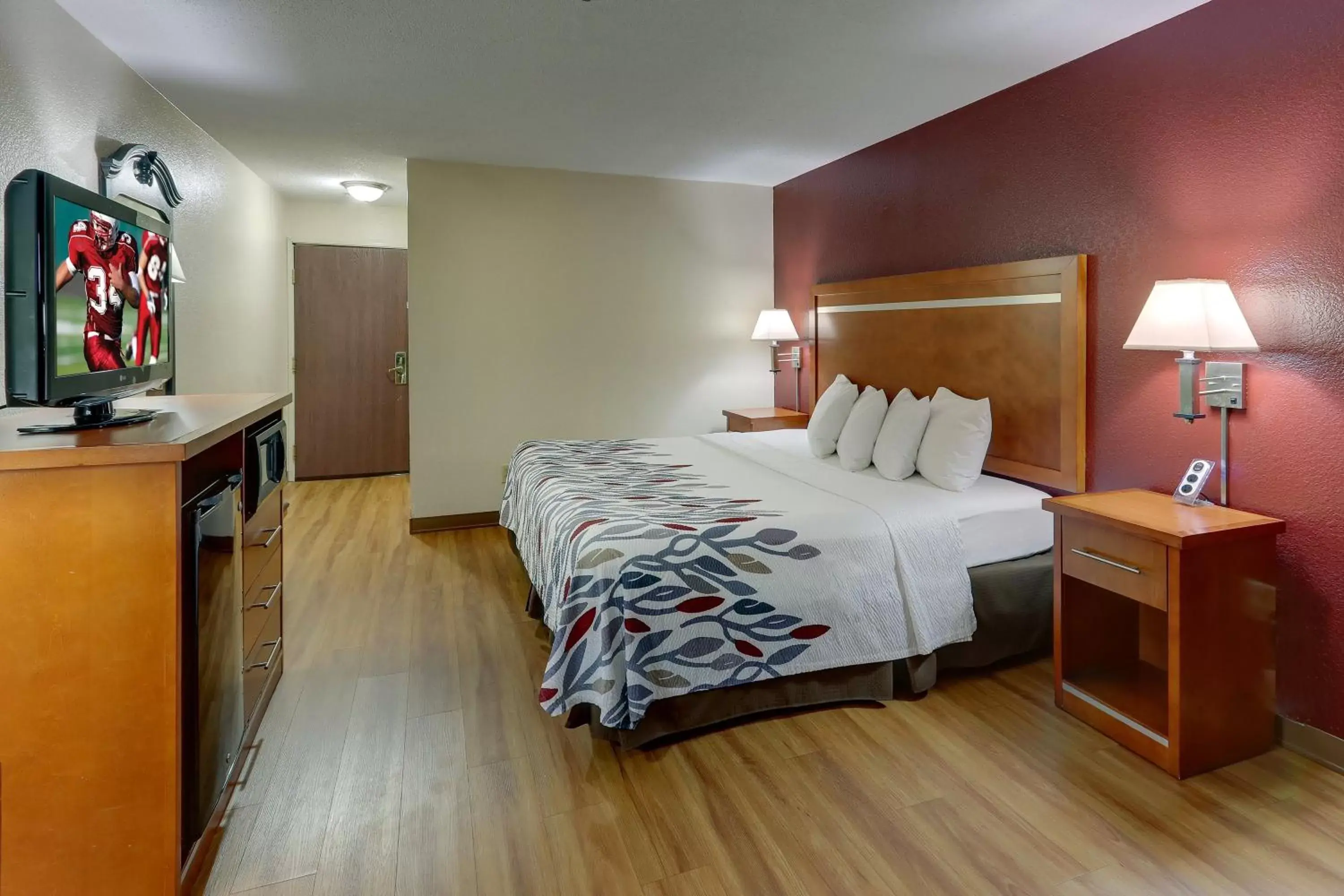 Superior King Room with Spa Bath Non-Smoking in Red Roof Inn Springfield, OH