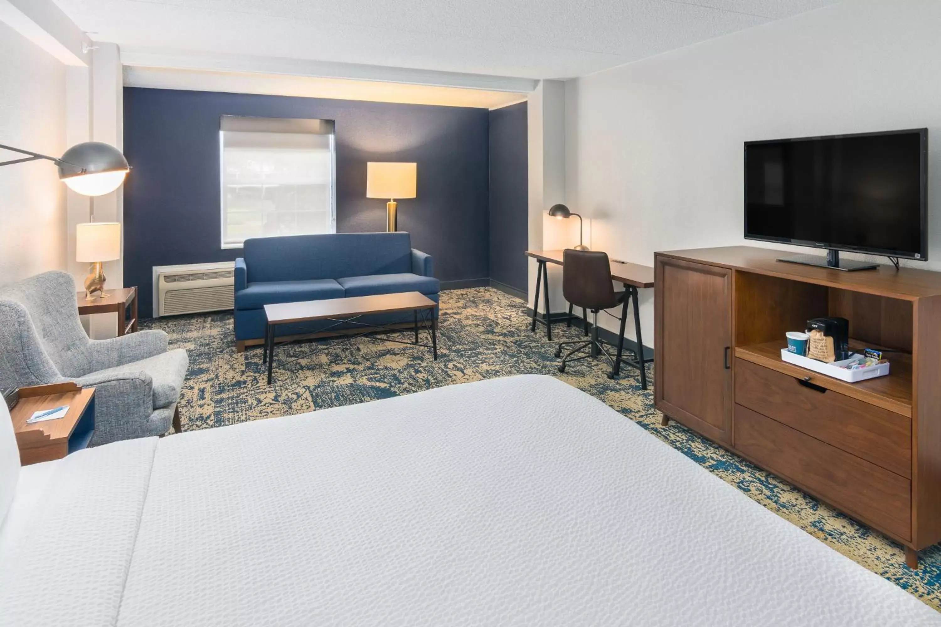 Photo of the whole room, Bed in Four Points by Sheraton Eastham Cape Cod