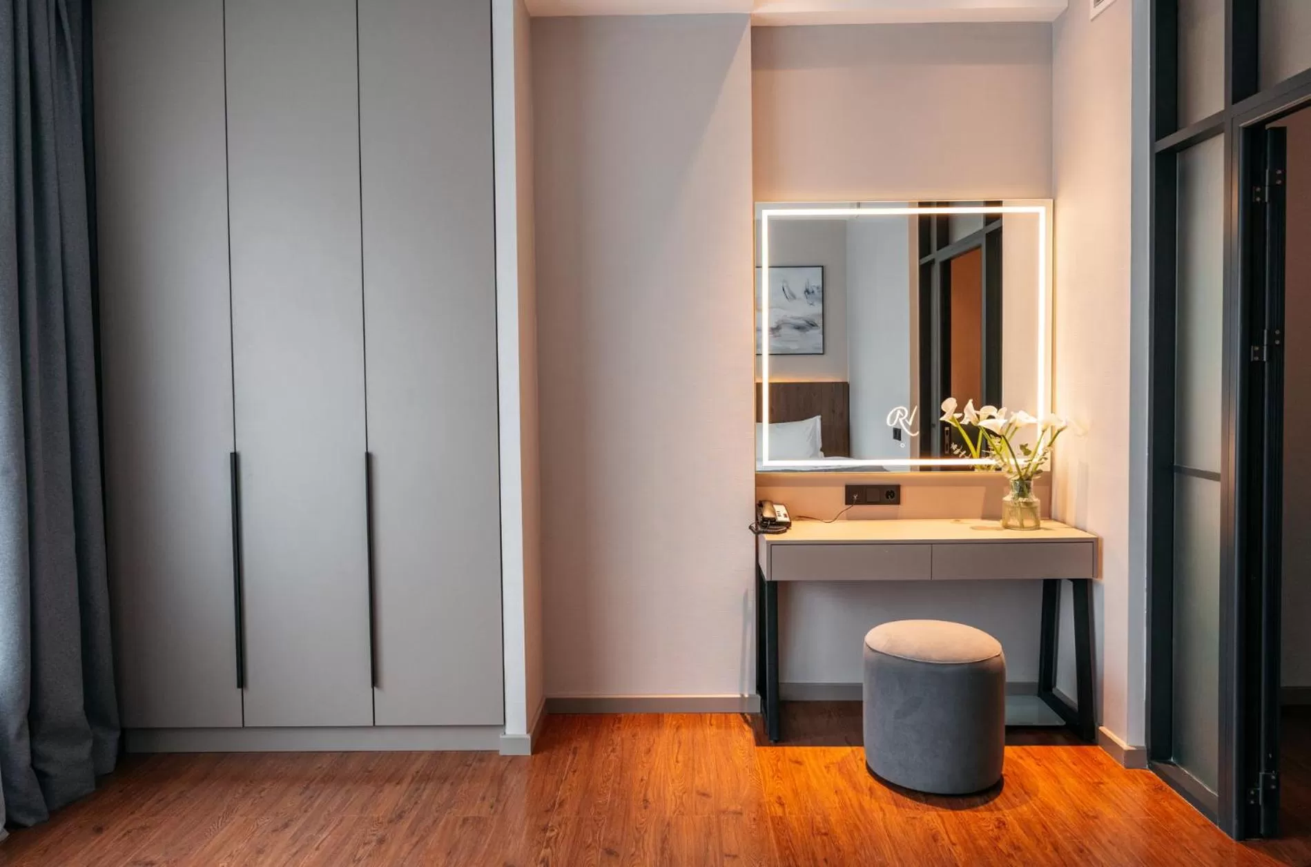 wardrobe in Raavah Aparthotel