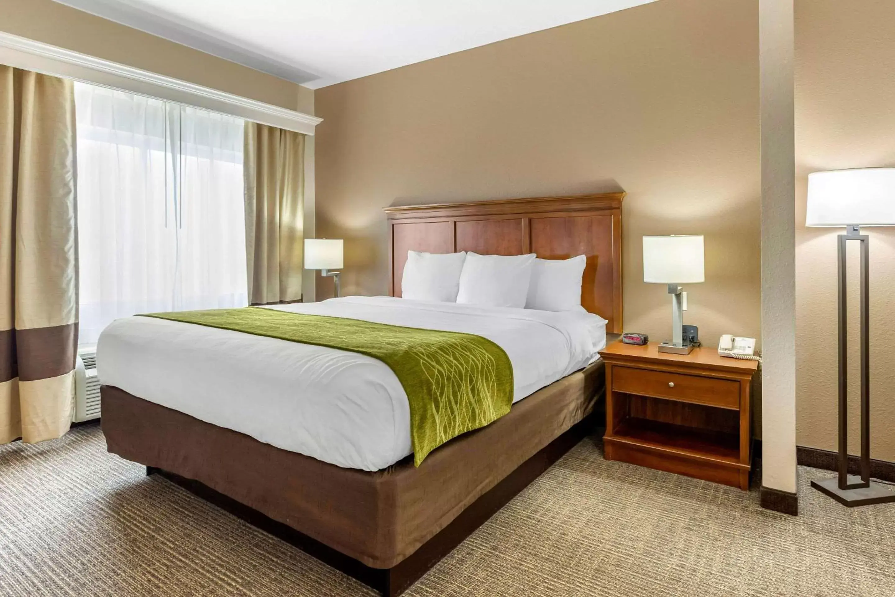 Photo of the whole room, Bed in Comfort Inn & Suites Davenport - Quad Cities