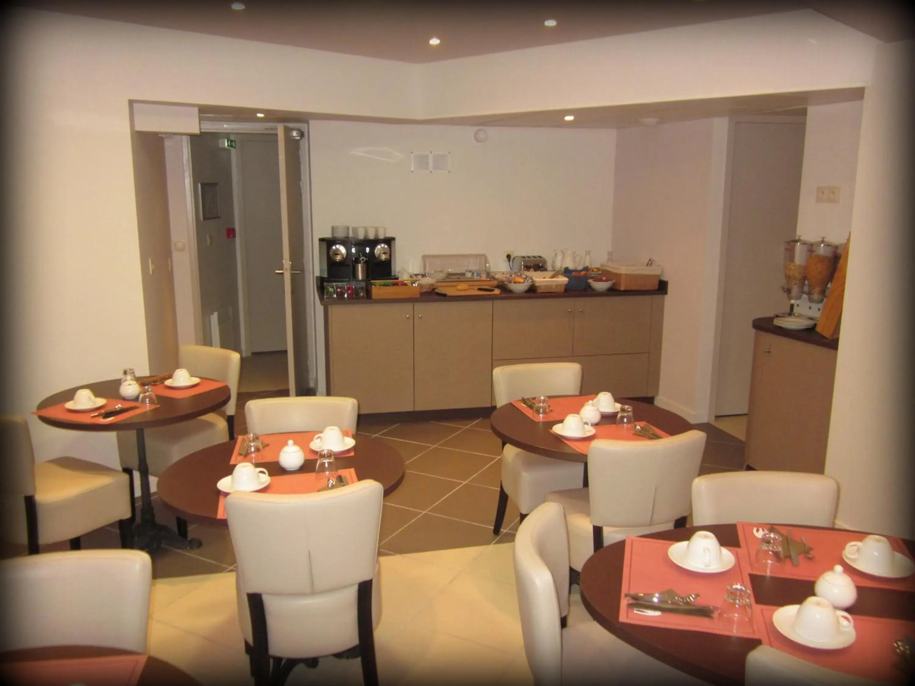 Restaurant/Places to Eat in Hotel Ours Blanc - Wilson