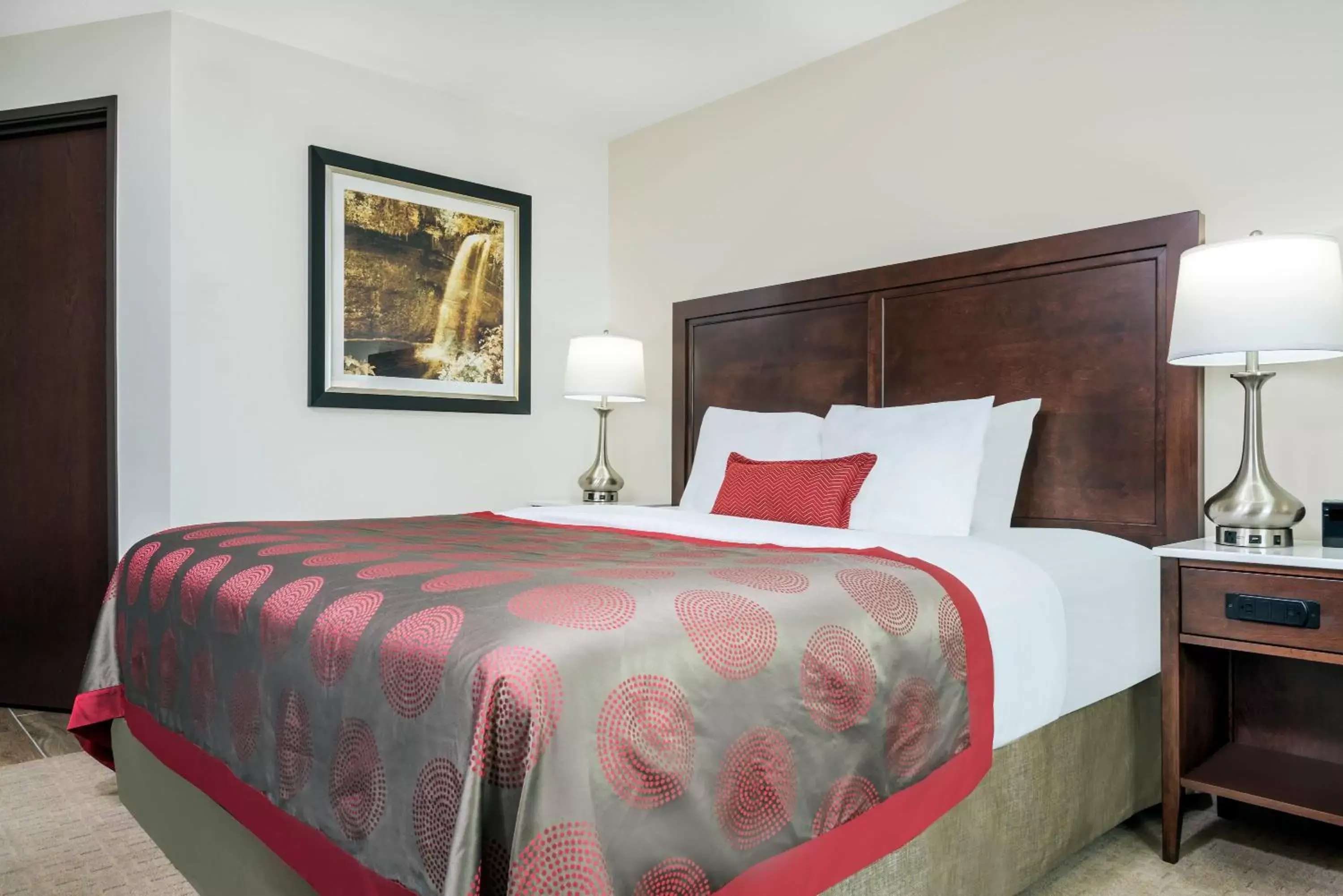 Bedroom, Bed in Ramada by Wyndham Minneapolis Golden Valley