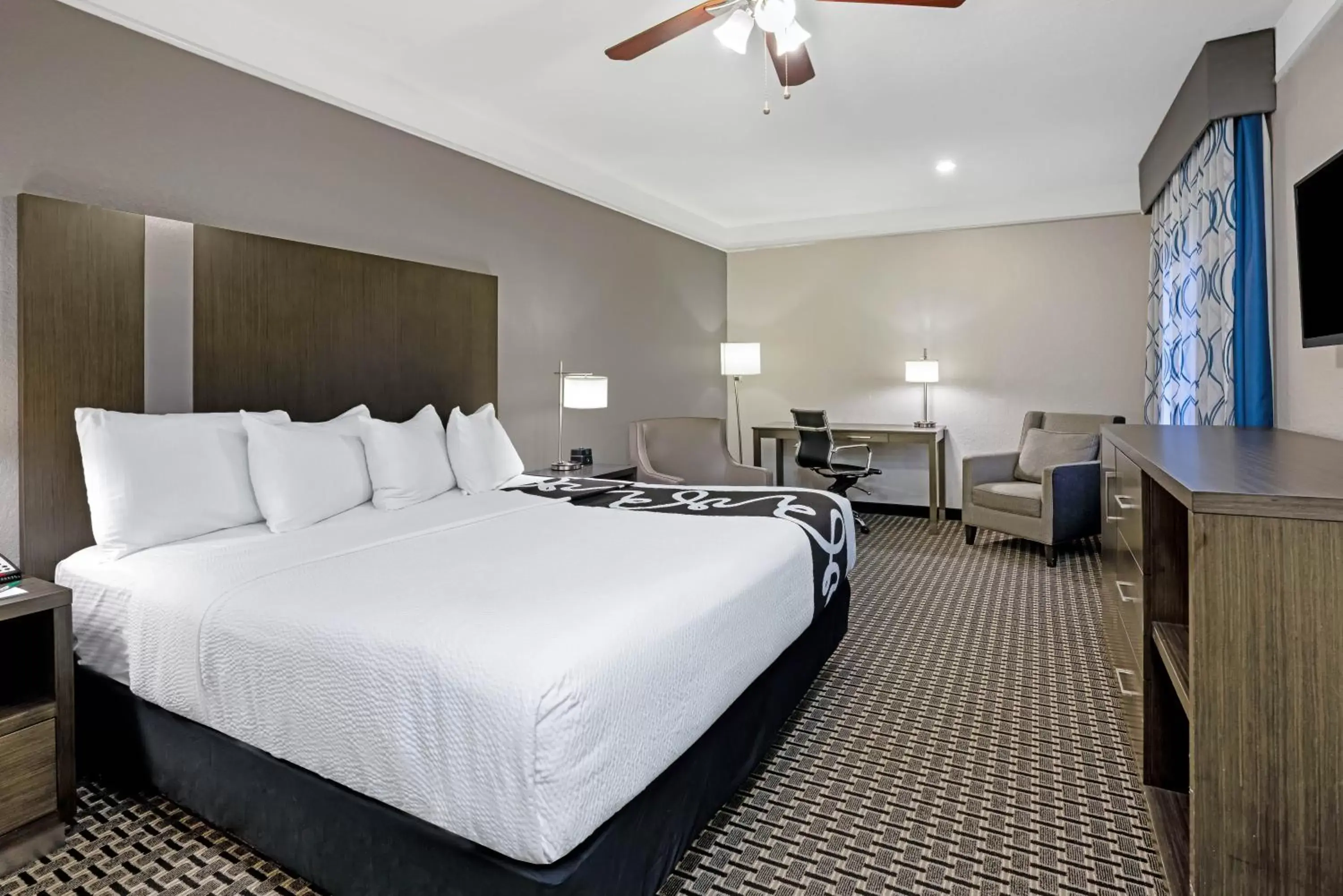 Photo of the whole room, Bed in La Quinta by Wyndham Conroe