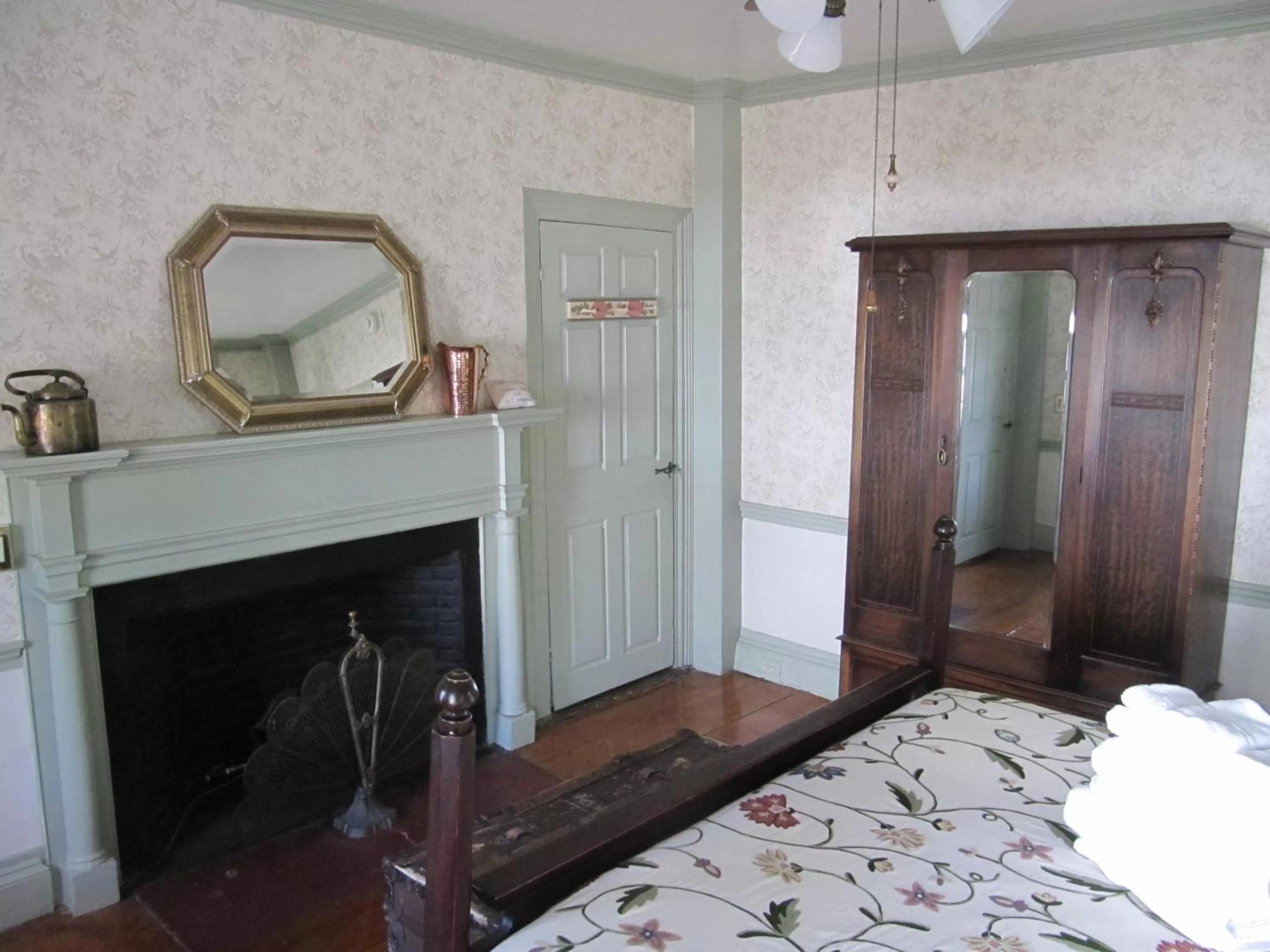Decorative detail, Bathroom in William's Grant Inn Bed and Breakfast