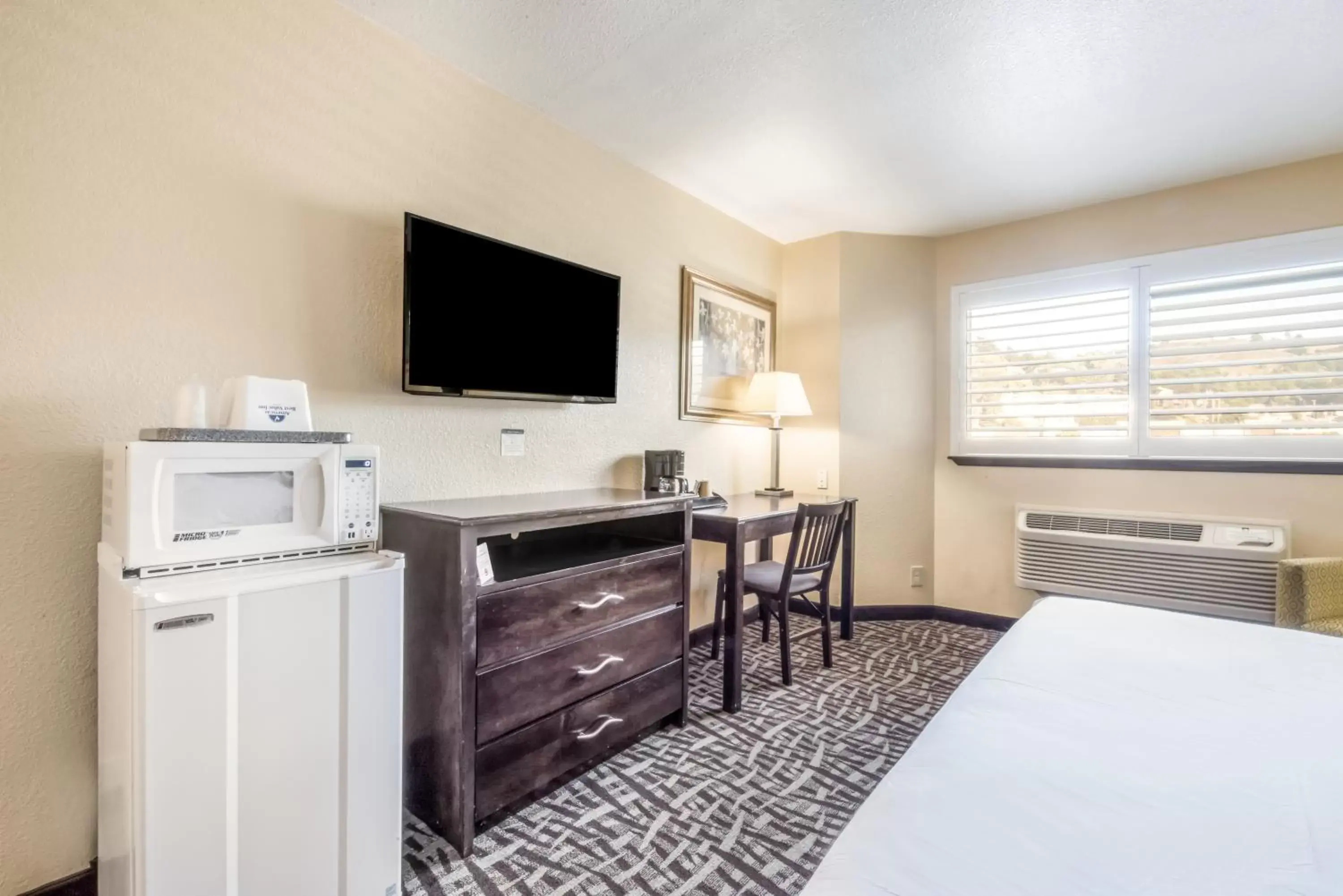 TV and multimedia, TV/Entertainment Center in Americas Best Value Inn San Francisco/Pacifica