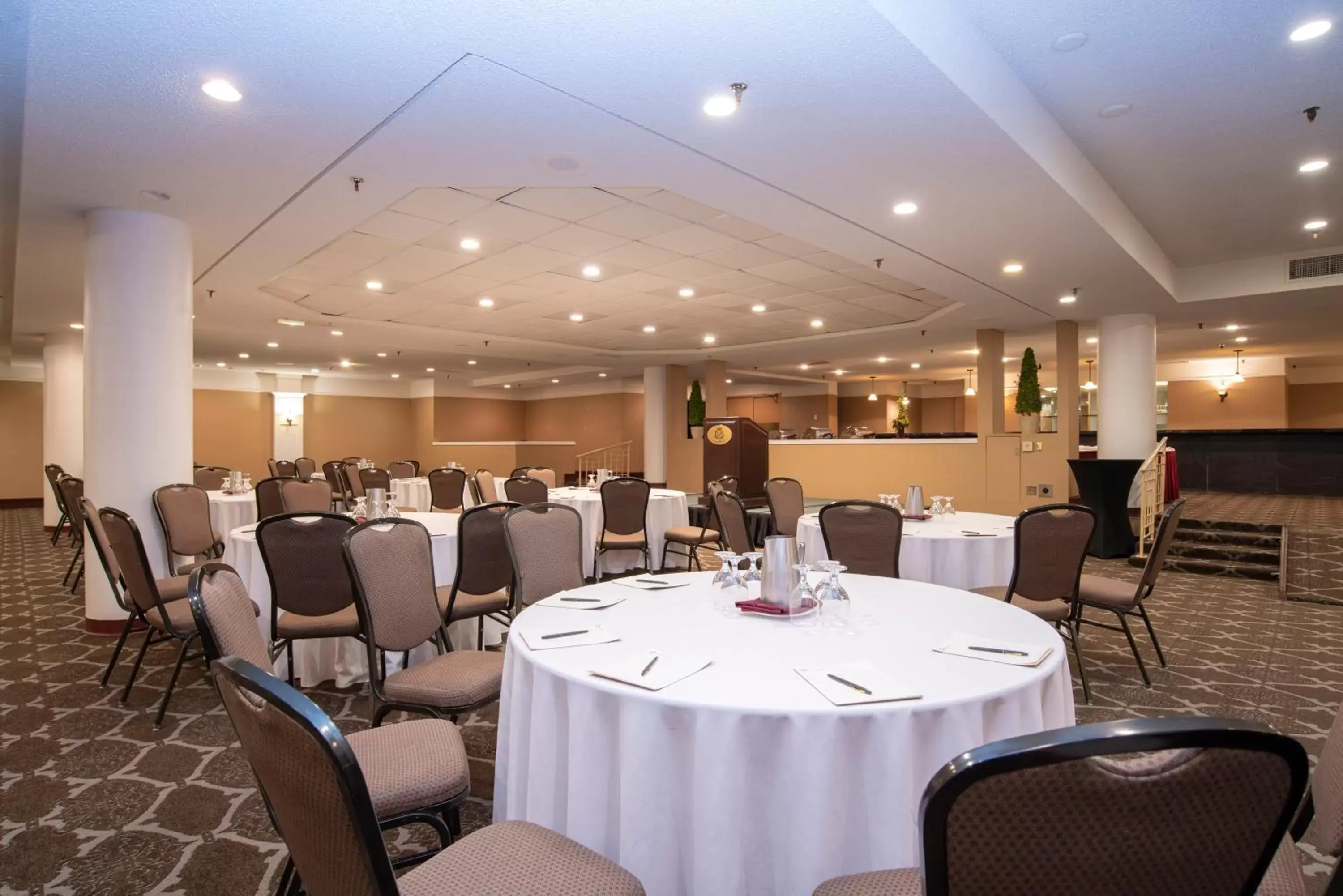 Banquet/Function facilities, Restaurant/Places to Eat in Sandman Signature Edmonton Downtown Hotel