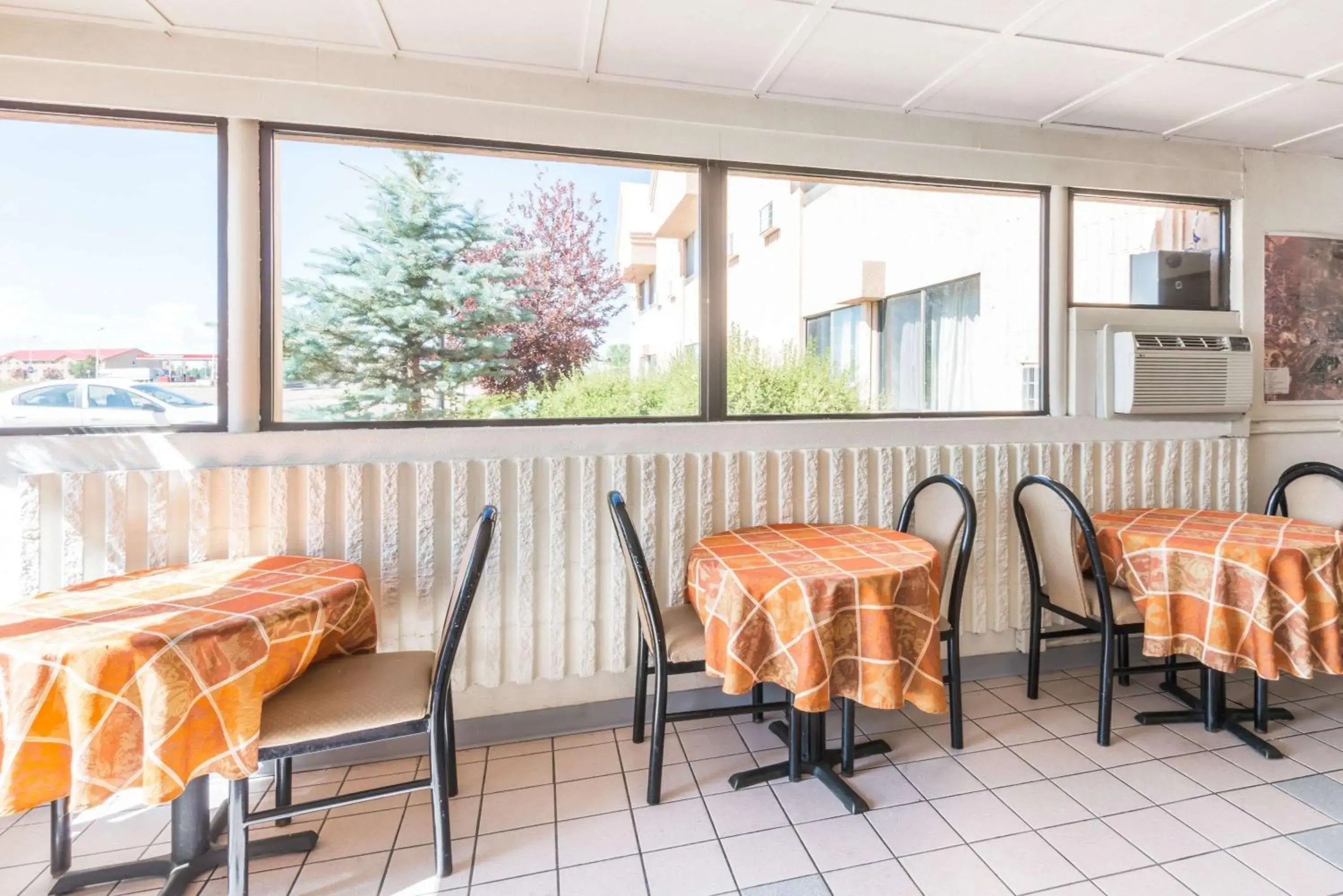 Restaurant/places to eat in Super 8 by Wyndham Laramie Restaurant/places to eat in Super 8 by Wyndham Laramie