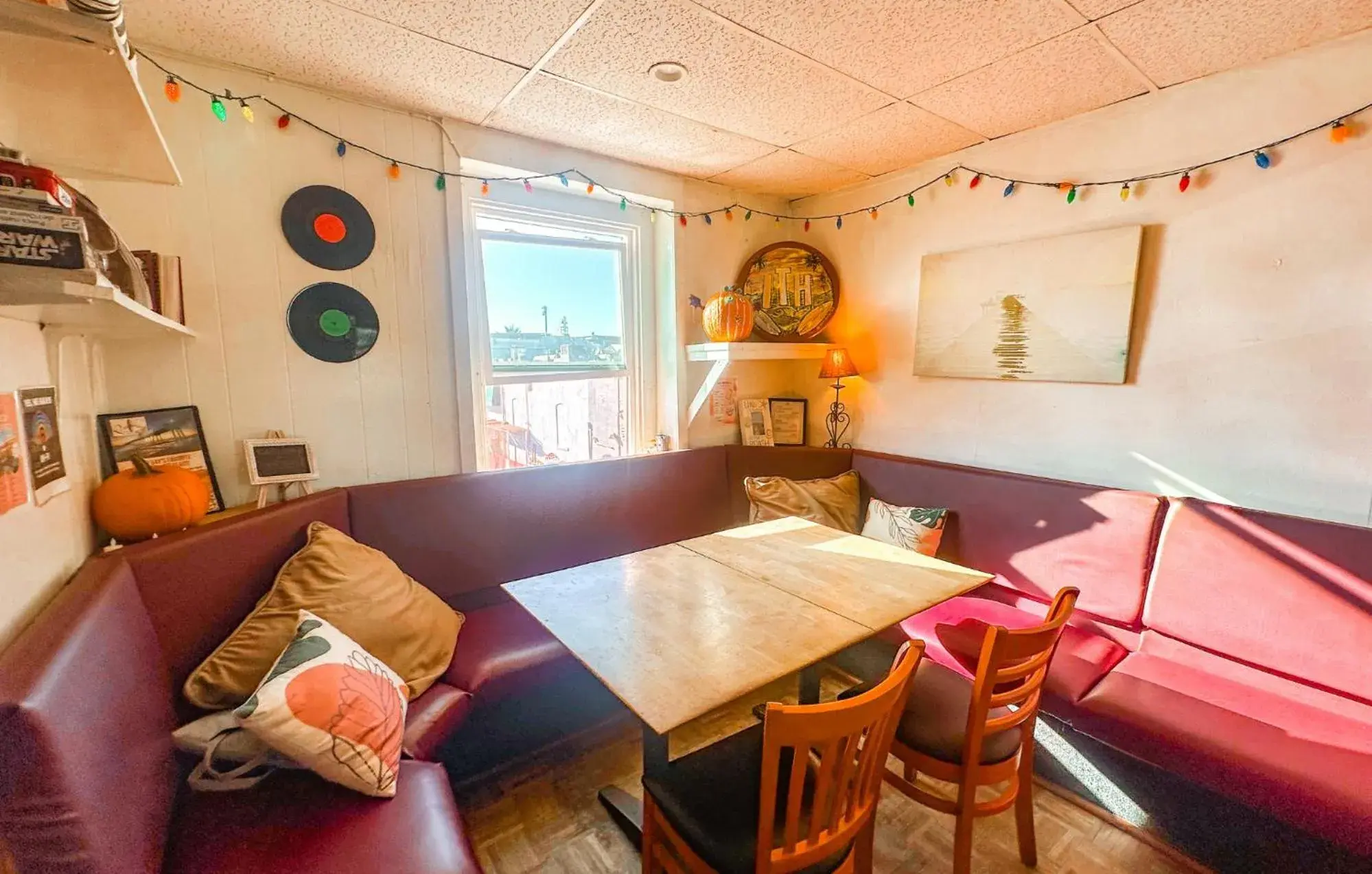 Dining Area in ITH Surf City Hostel Hermosa Beach