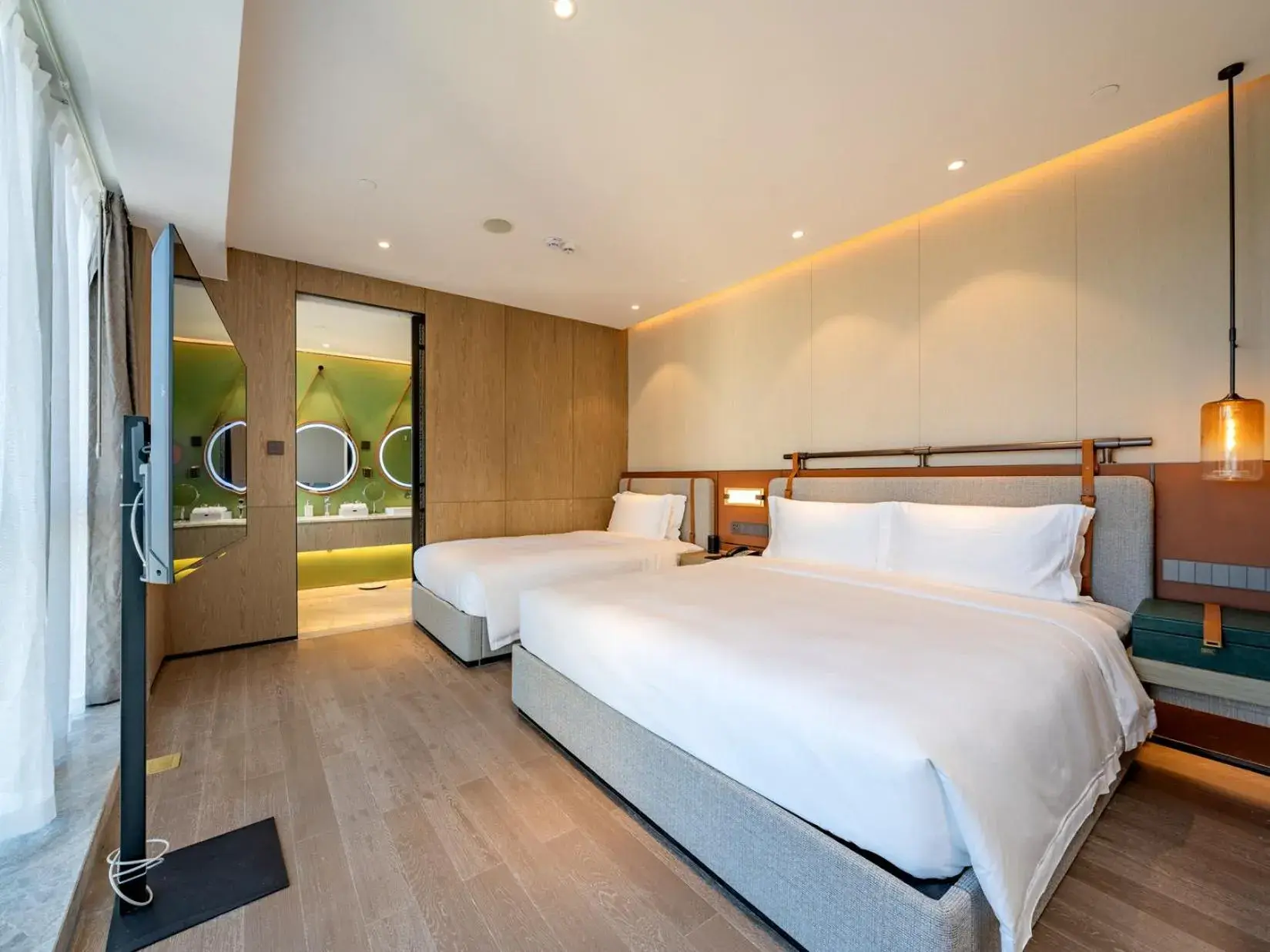 Bed in Holiday Inn Zhuhai City Center, an IHG Hotel