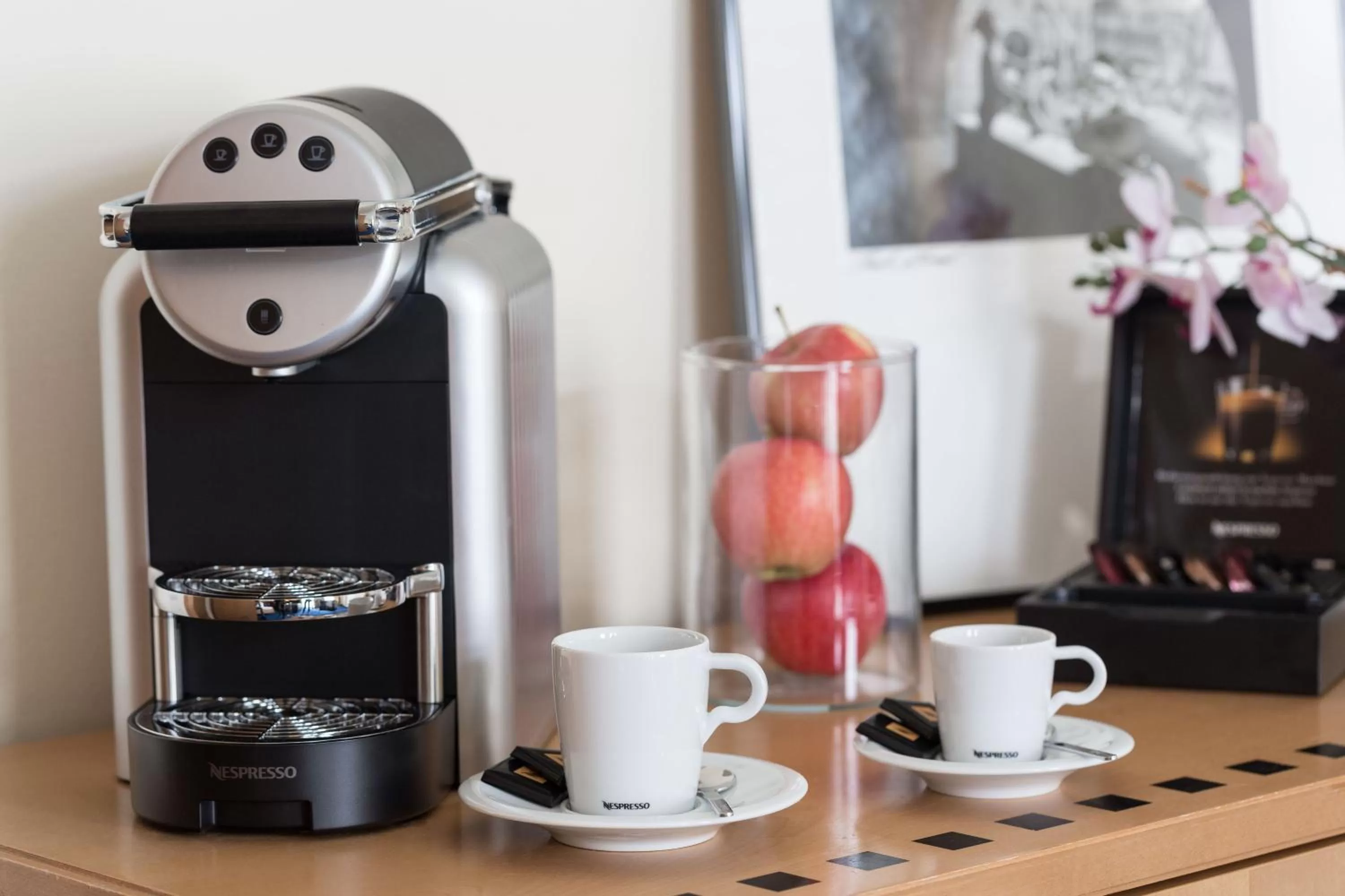 Coffee/tea facilities in GLANDON Rooms Elite