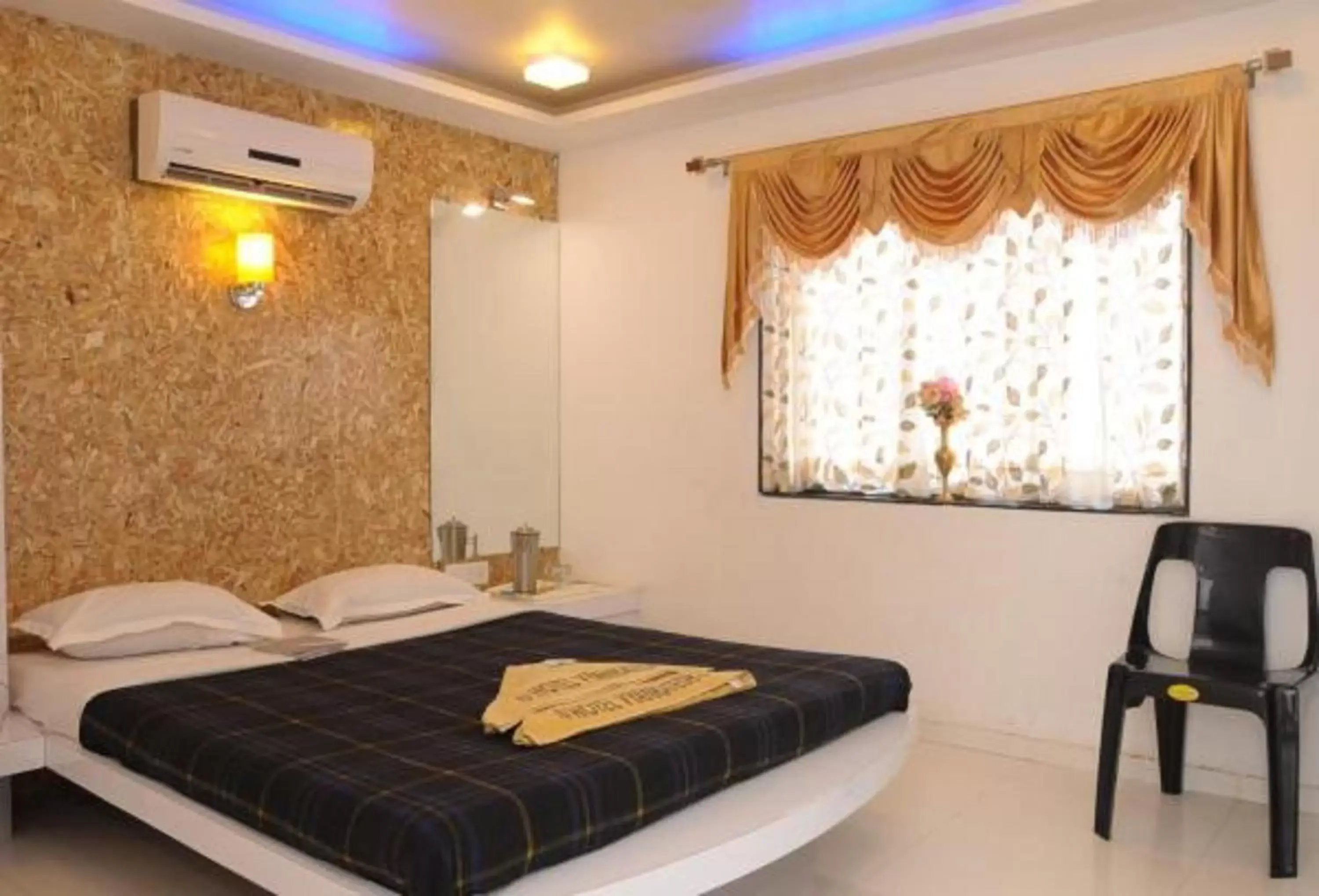 Bathroom, Bed in Hotel Vyankatesh & Pure Veg Restaurant