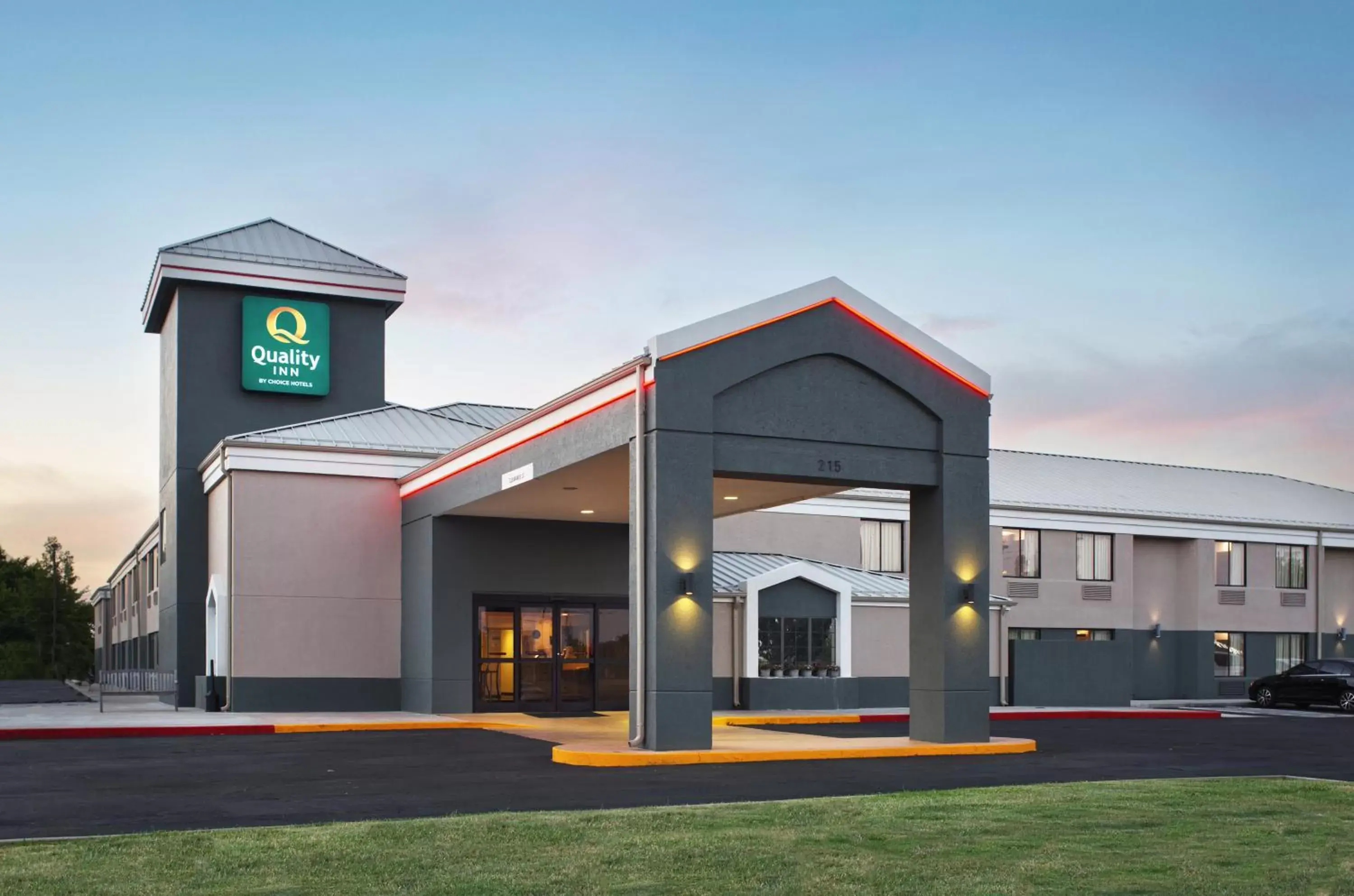 Property Building in Quality Inn Bentonville-Rogers