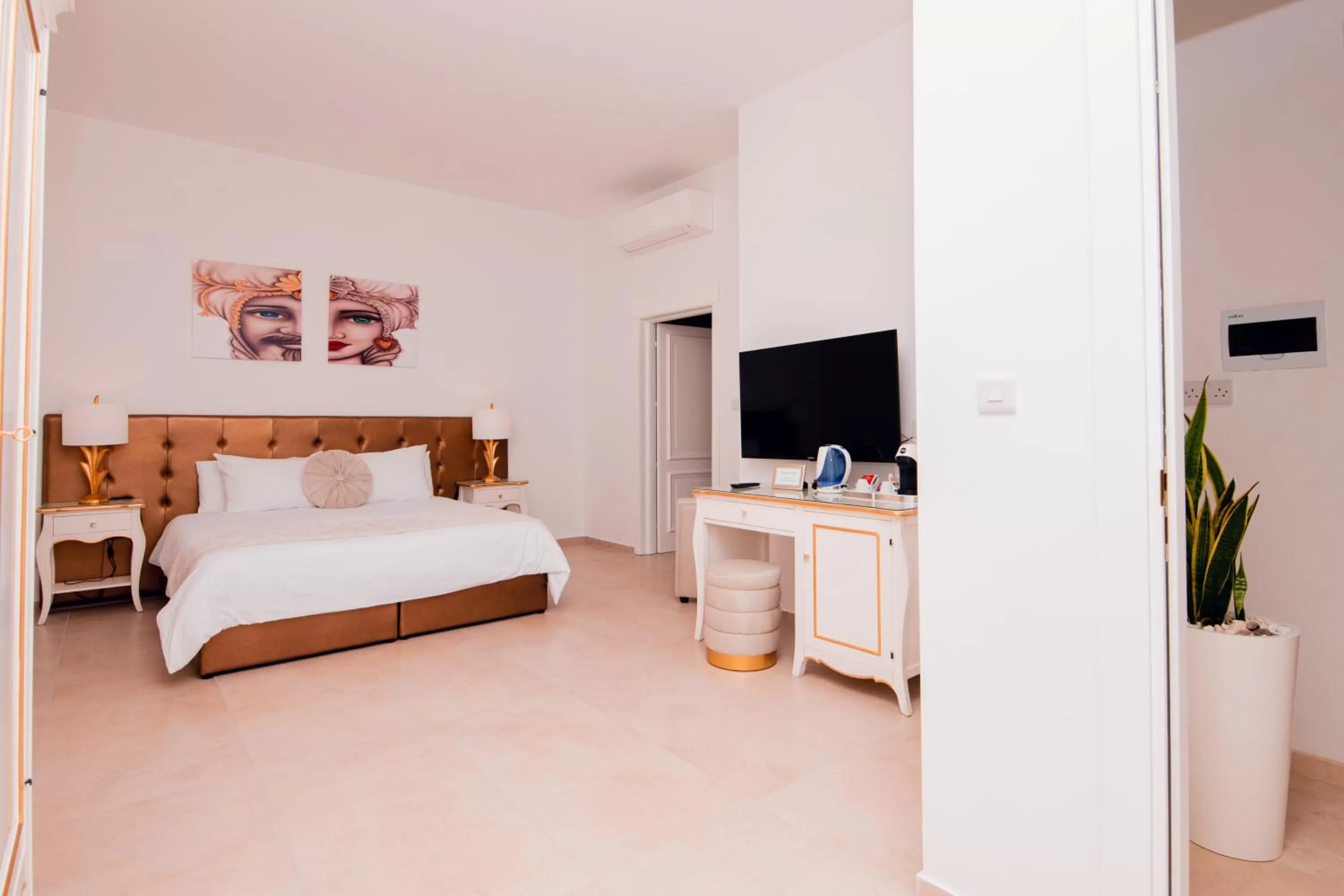 Bed in Giorgio Boutique Hotel