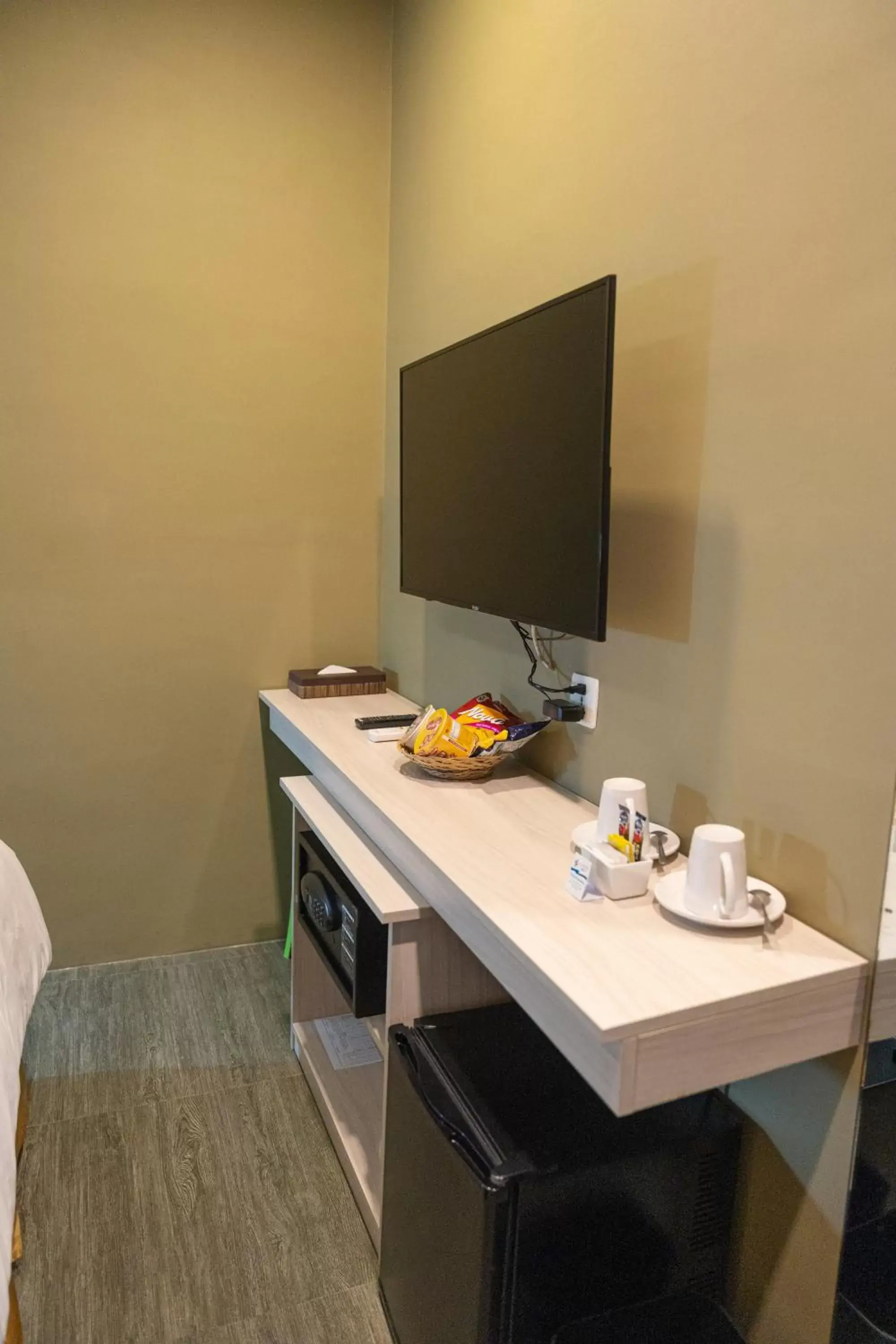 Coffee/tea facilities, TV/Entertainment Center in Felicity Island Hotel