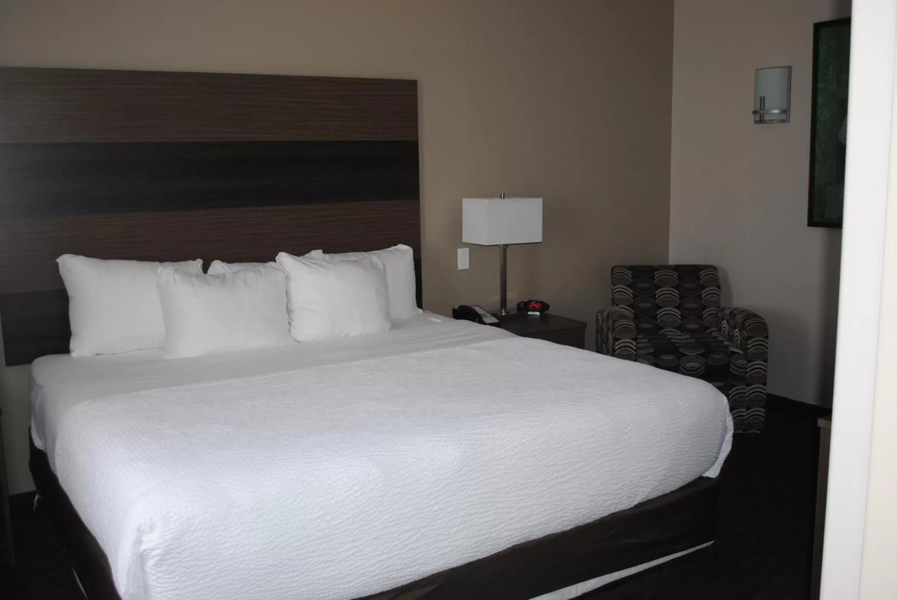 Bed in Days Inn & Suites by Wyndham Lindsay