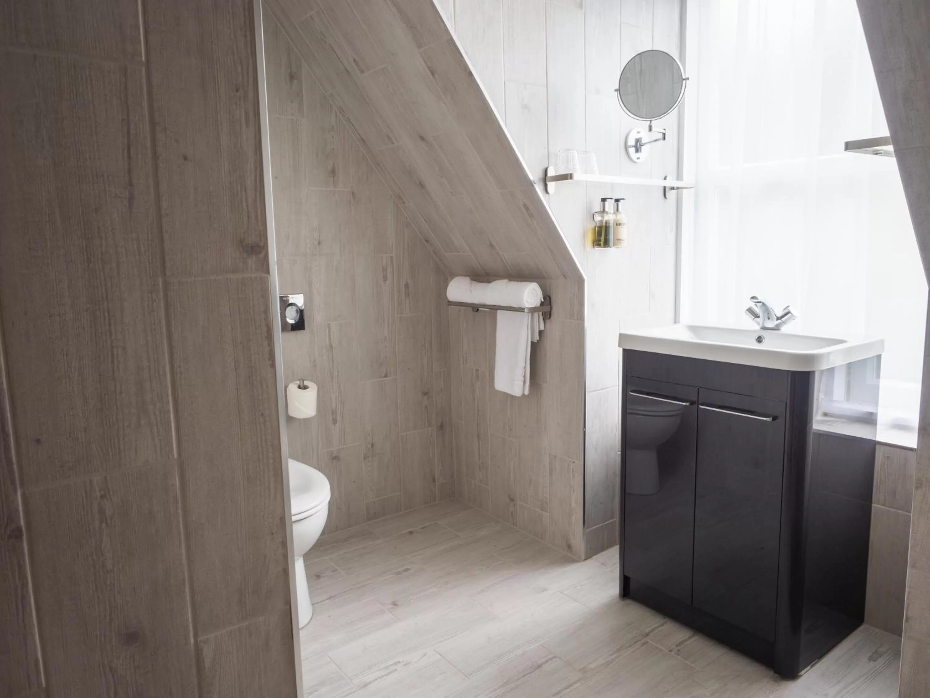 Bathroom in Carlton Hotel