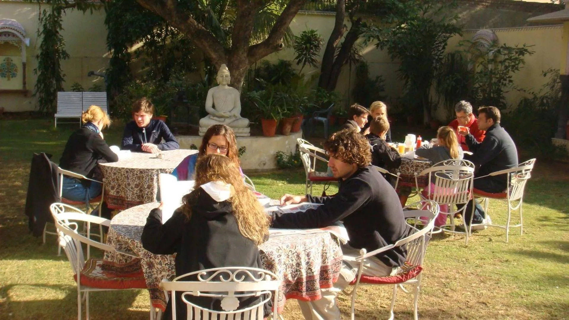 Restaurant/places to eat in Anuraag Villa