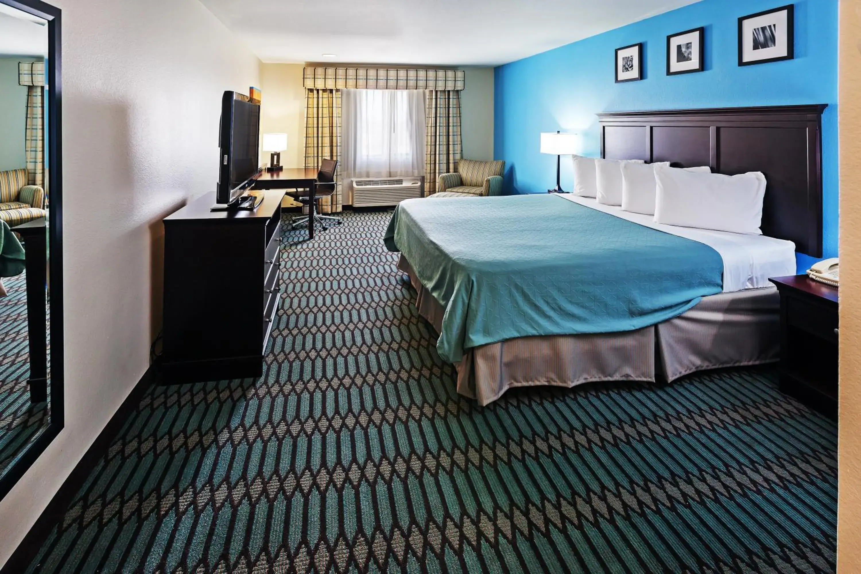 Photo of the whole room, Bed in Country Inn & Suites by Radisson, Lubbock, TX