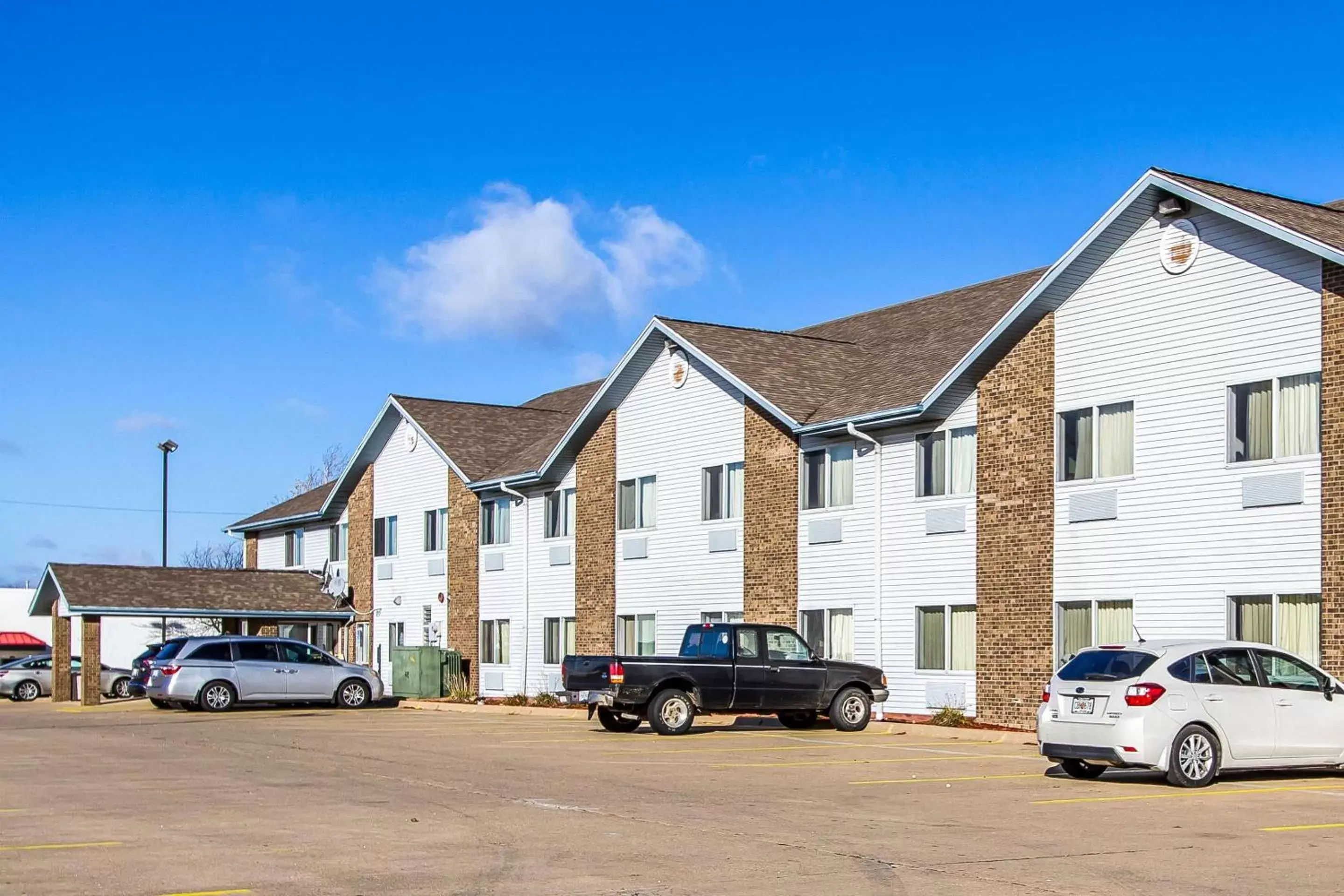 Property Building in Econo Lodge Inn & Suites