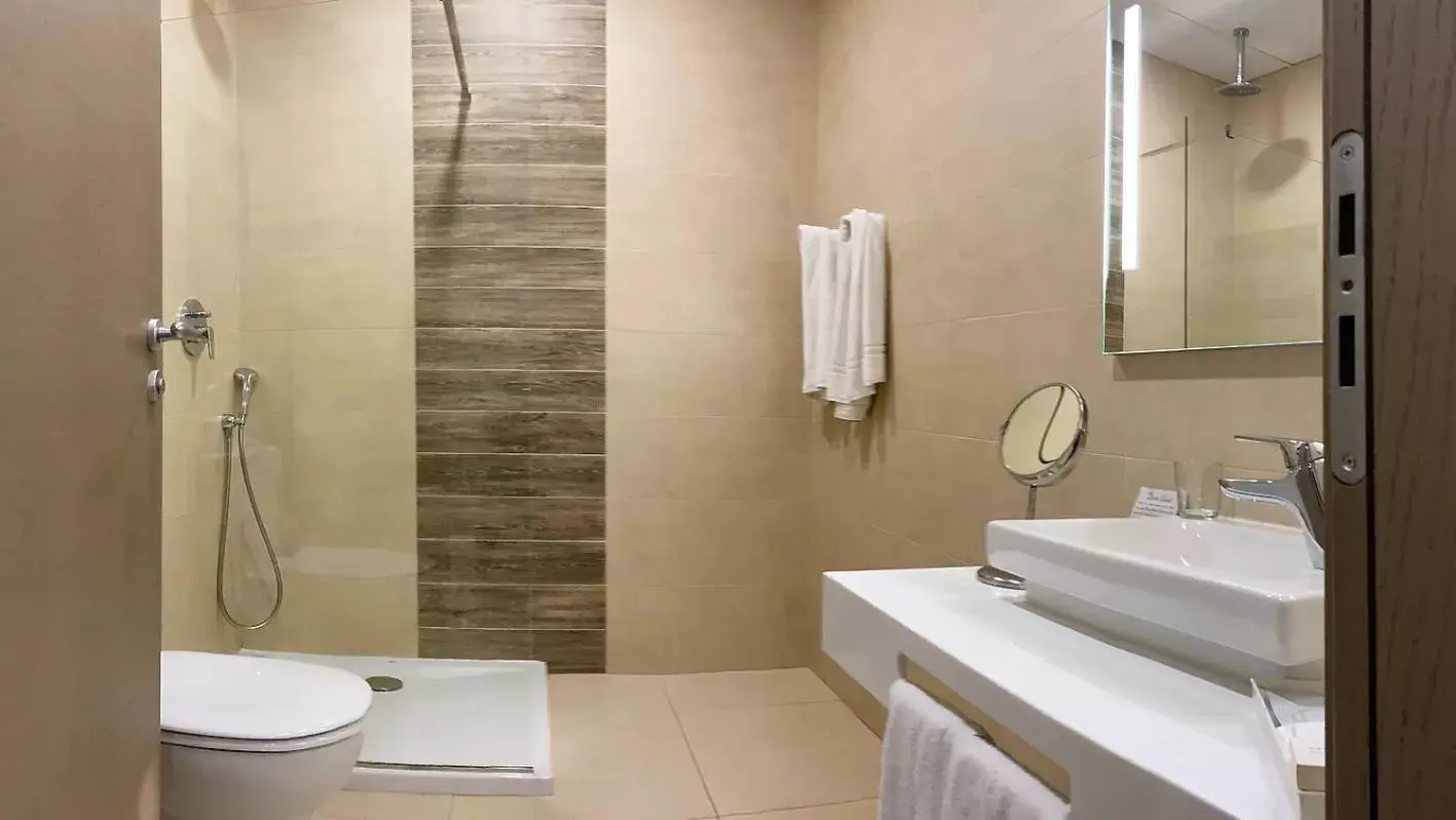 Bathroom in Hotel Kennedy Nova