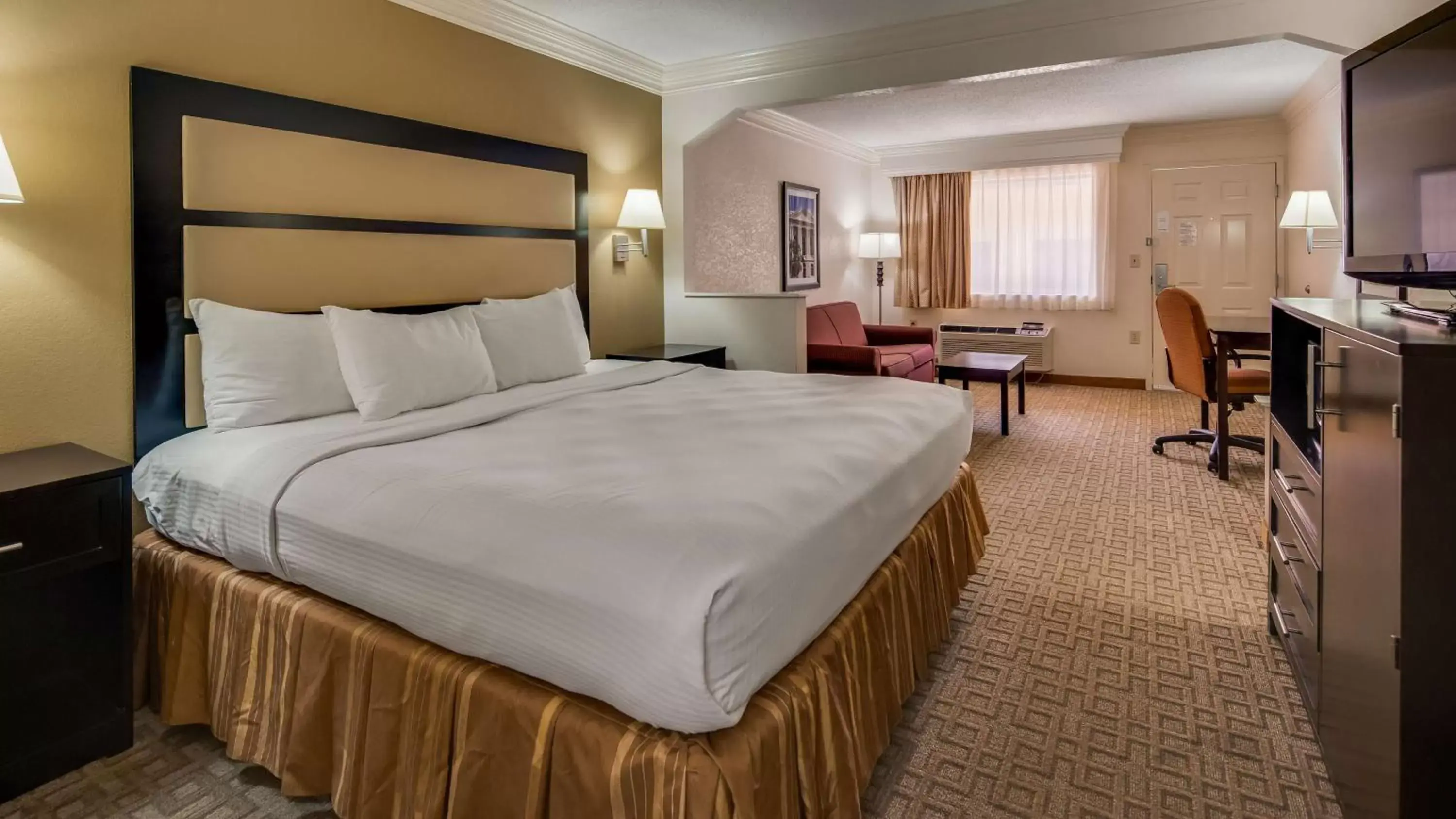 Bed in Best Western Inn & Suites of Macon