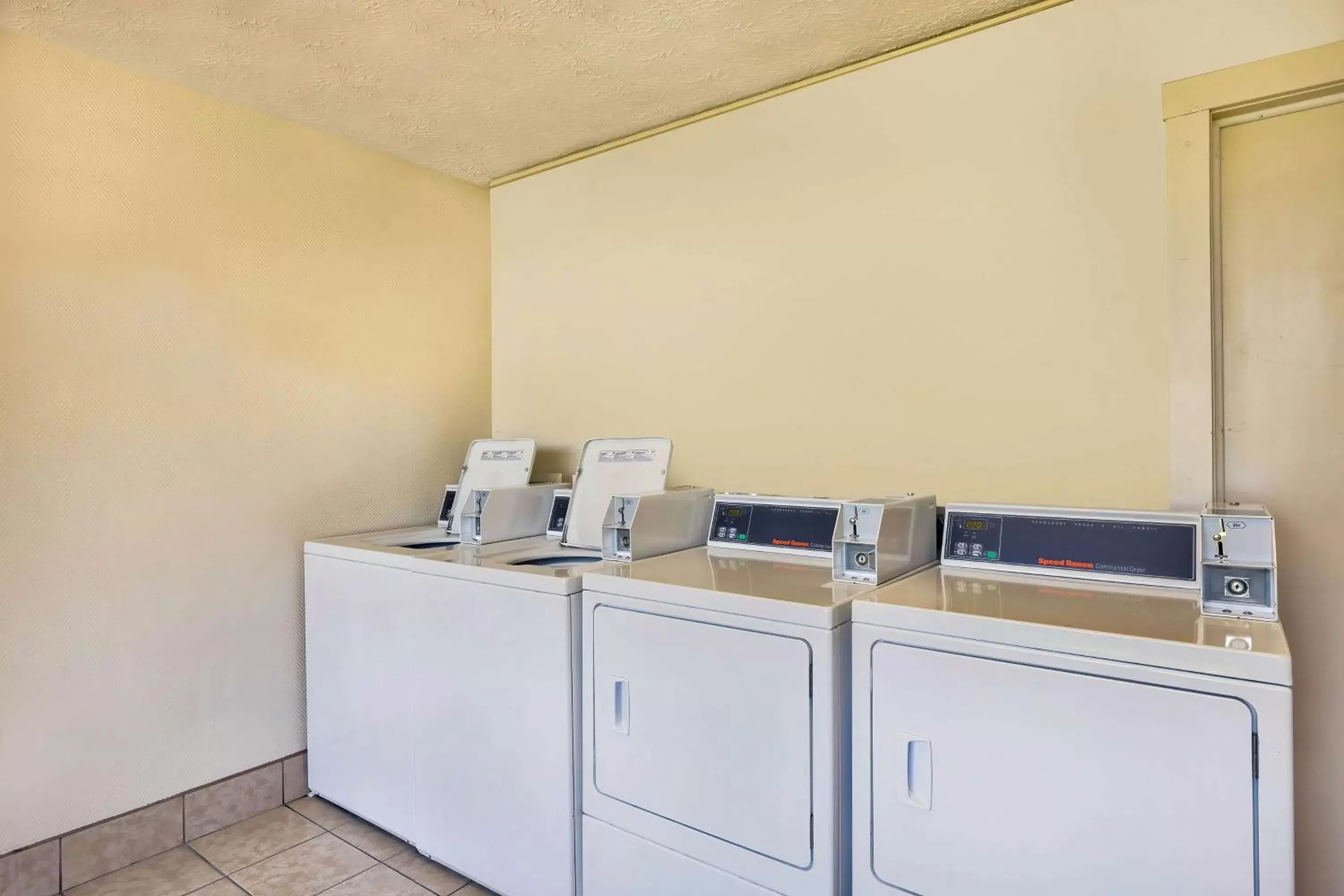 Photo of the whole room in Motel 6-Mount Jackson, VA - Shenandoah Photo of the whole room in Motel 6-Mount Jackson, VA - Shenandoah