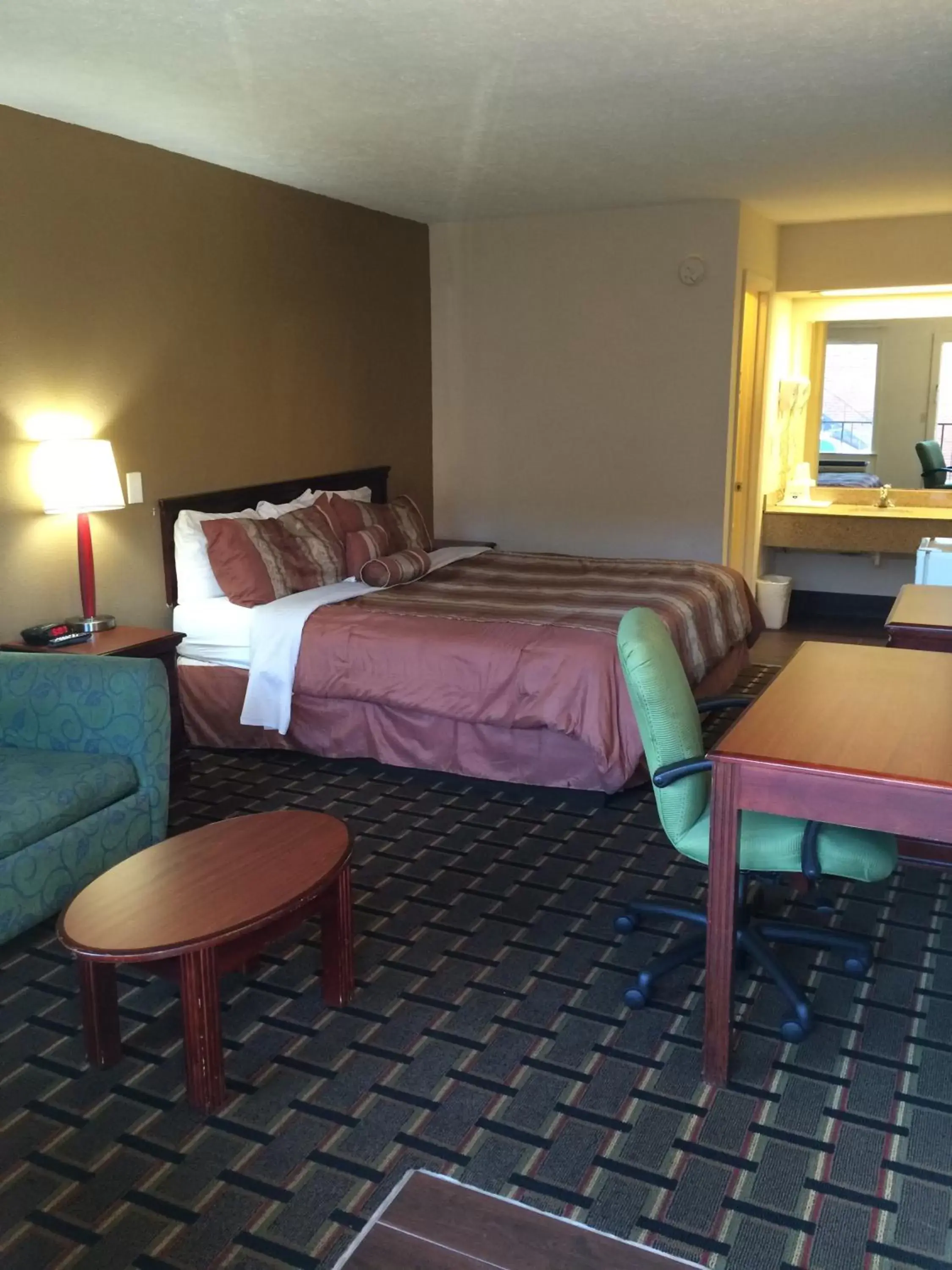 Bed in Americas Best Value Inn Near Downtown Nashville