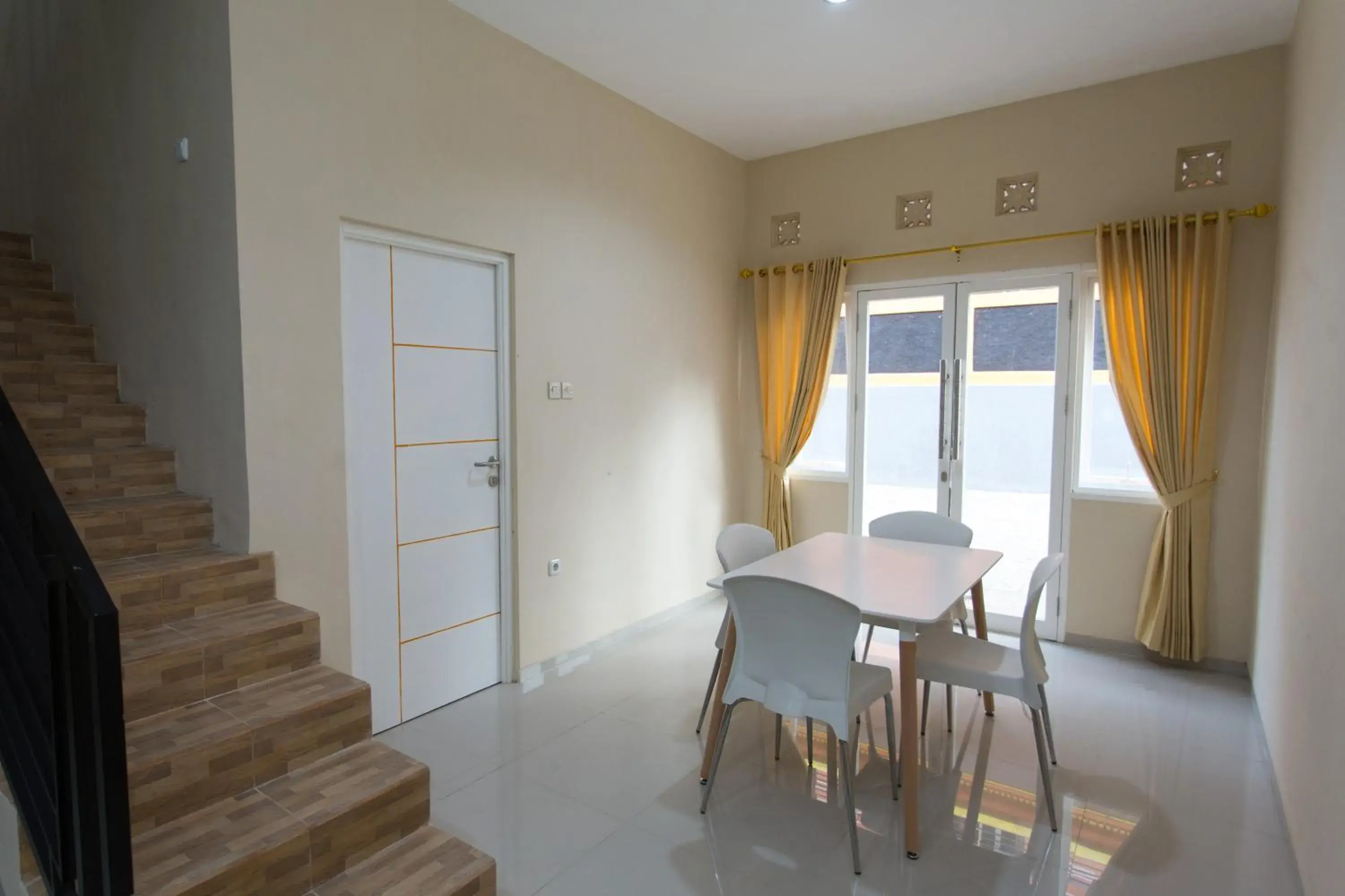 Dining Area in Batuque Town Villa 2