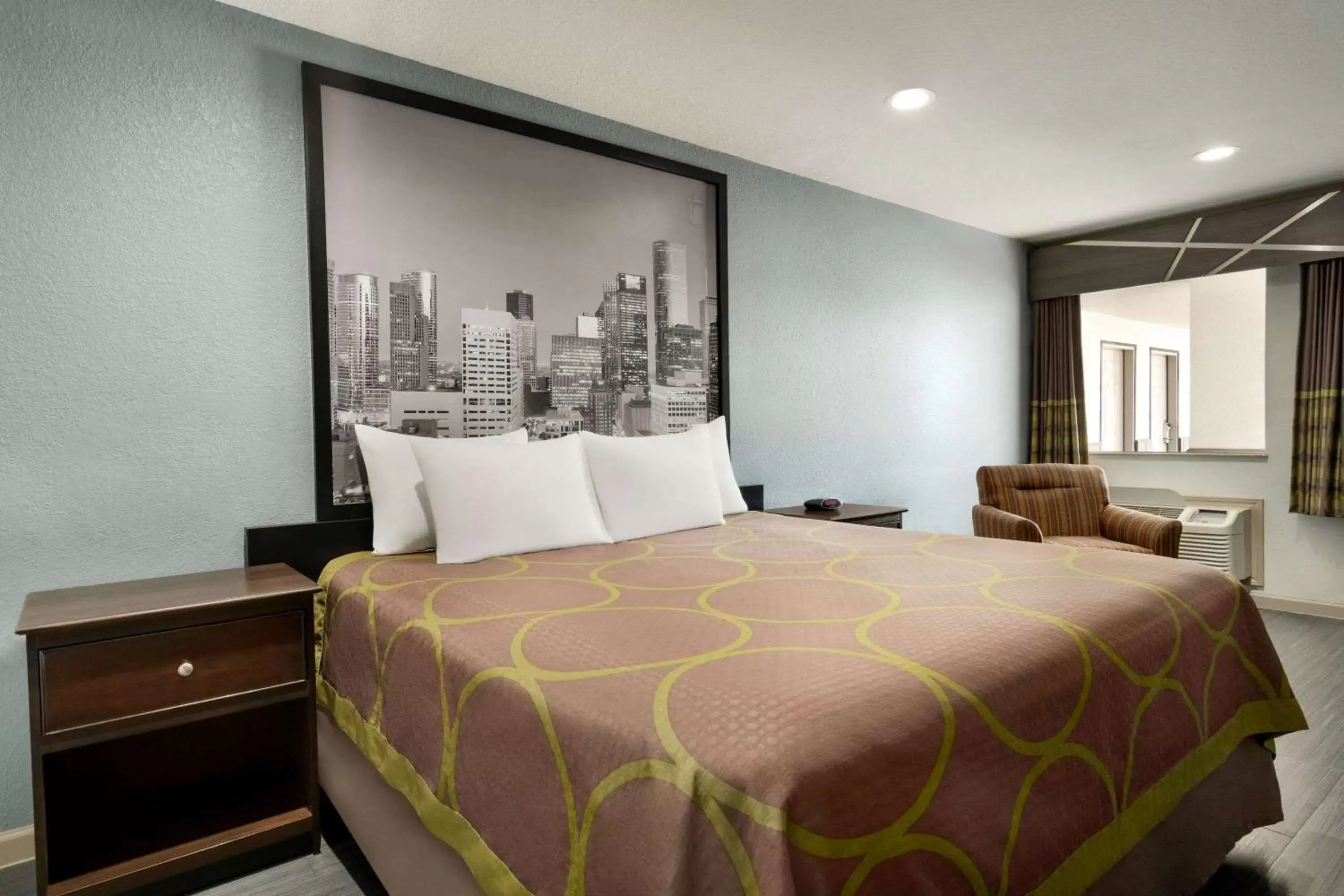 Photo of the whole room, Bed in Super 8 by Wyndham Houston/Dtwn/I-610 Photo of the whole room, Bed in Super 8 by Wyndham Houston/Dtwn/I-610