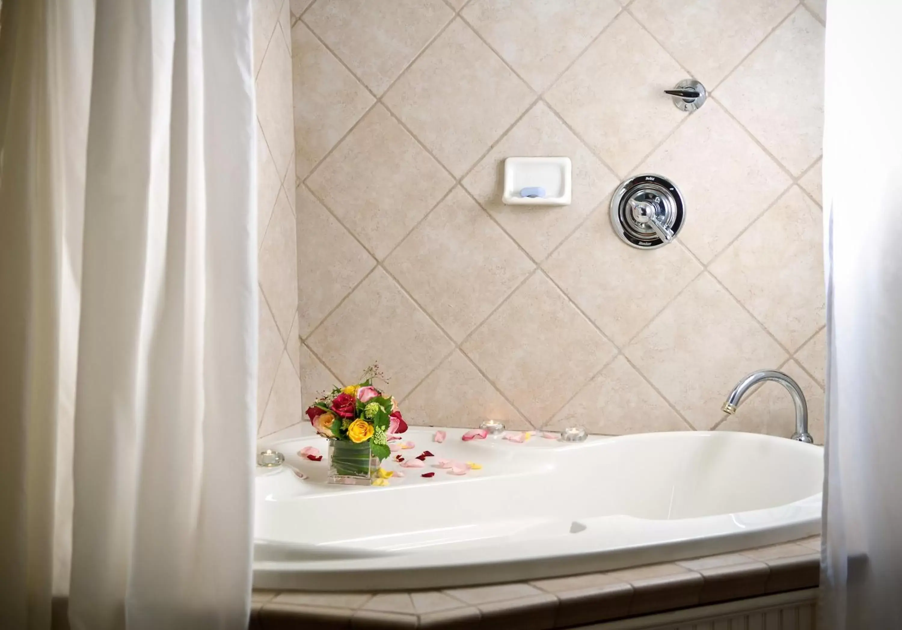 Queen Room with Spa Bath in Arrowhead Inn Queen Room with Spa Bath in Arrowhead Inn